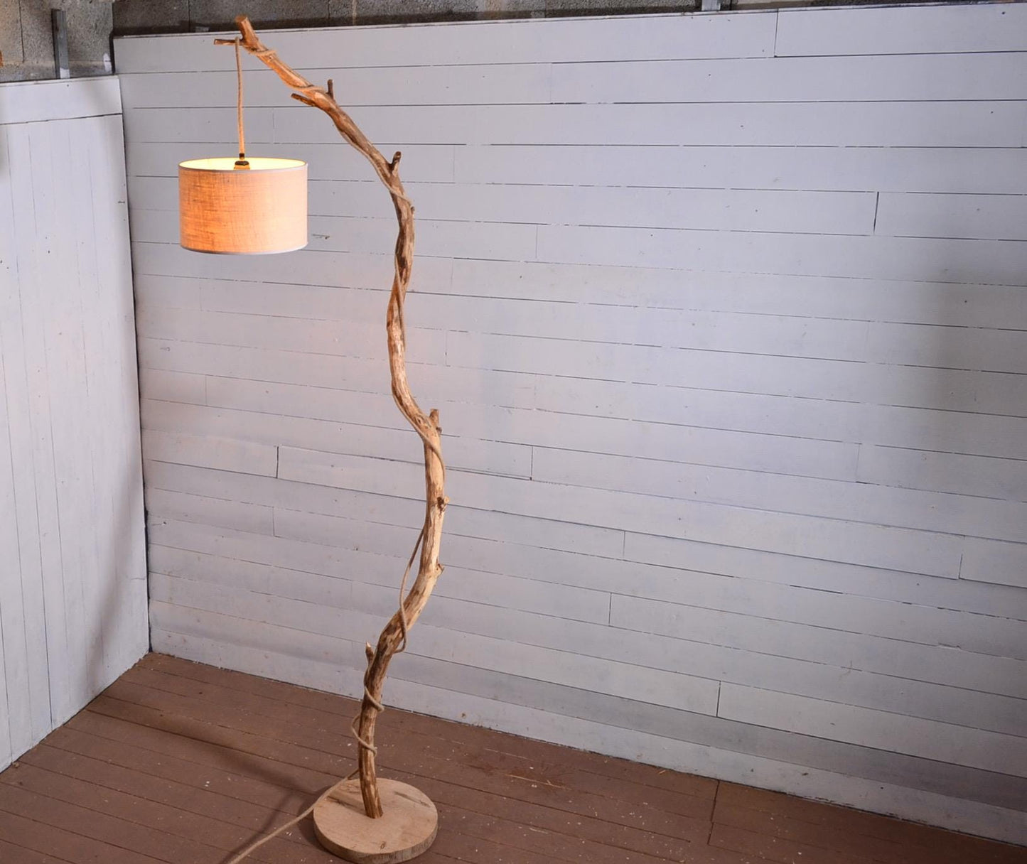 Lampadaire châtaignier et chêne massif fait main – bois naturel, abat-jour en jute clair ou coton blanc, cordon jute, style artisanal bohème