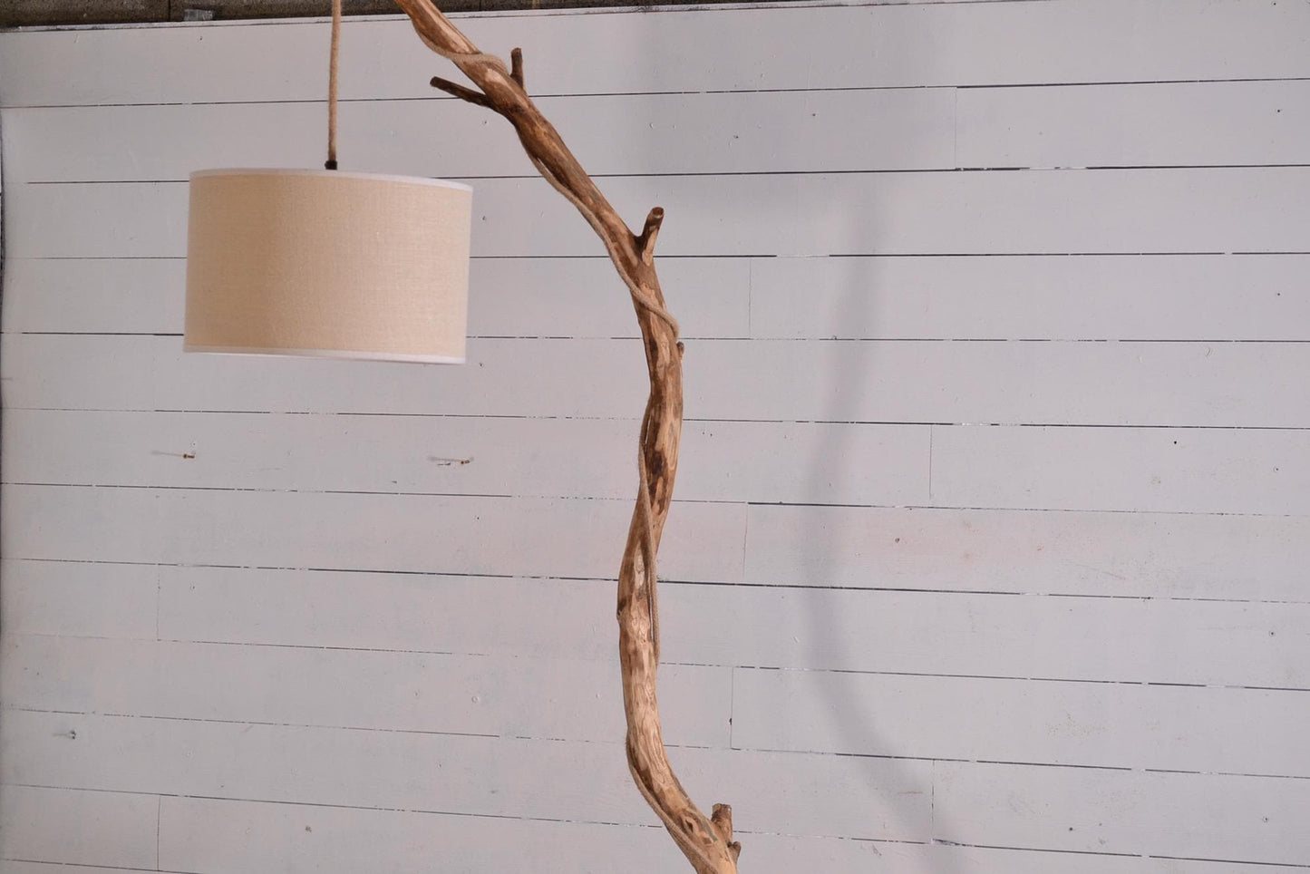Lampadaire châtaignier et chêne massif fait main – bois naturel, abat-jour en jute clair ou coton blanc, cordon jute, style artisanal bohème