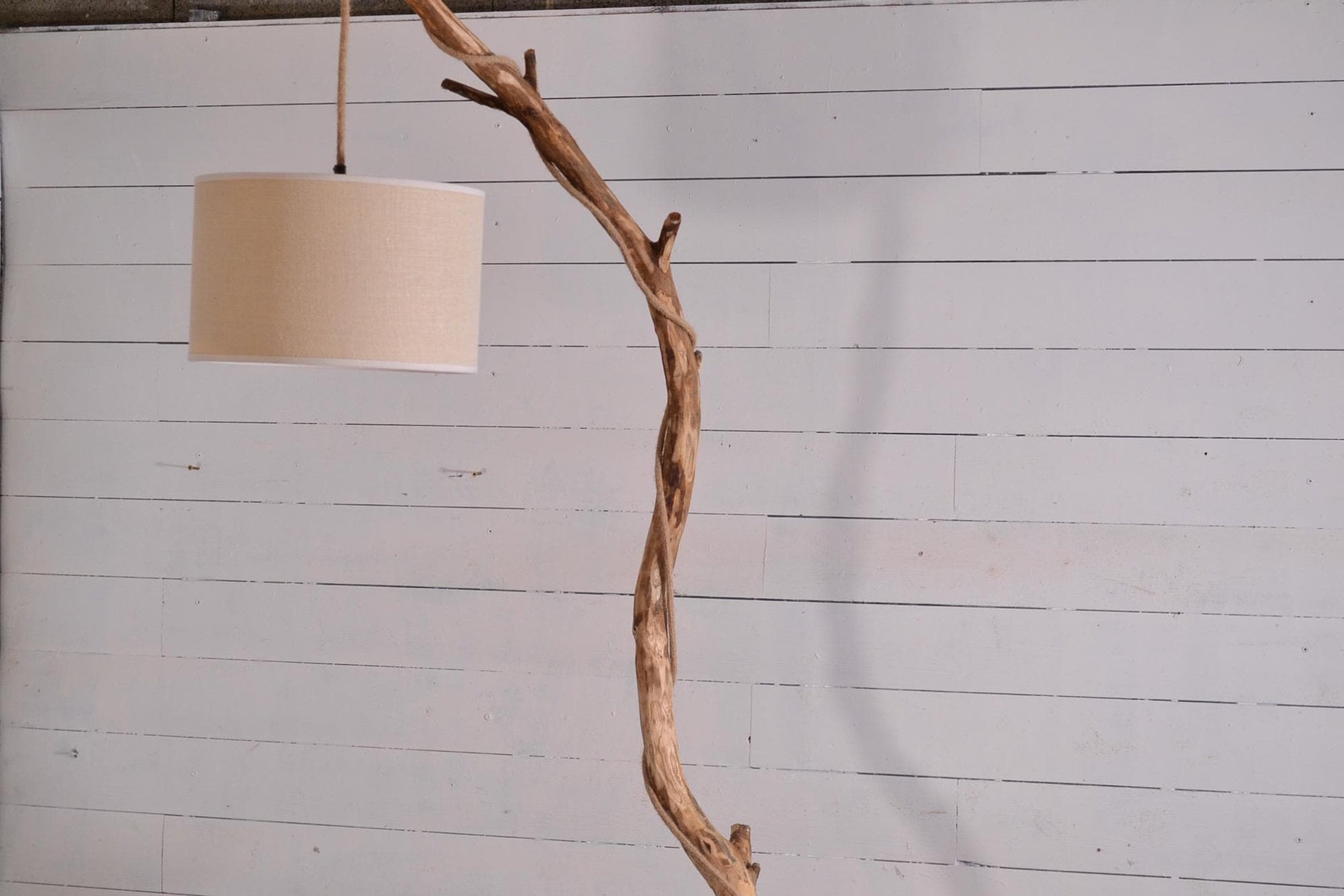 Lampadaire châtaignier et chêne massif fait main – bois naturel, abat-jour en jute clair ou coton blanc, cordon jute, style artisanal bohème