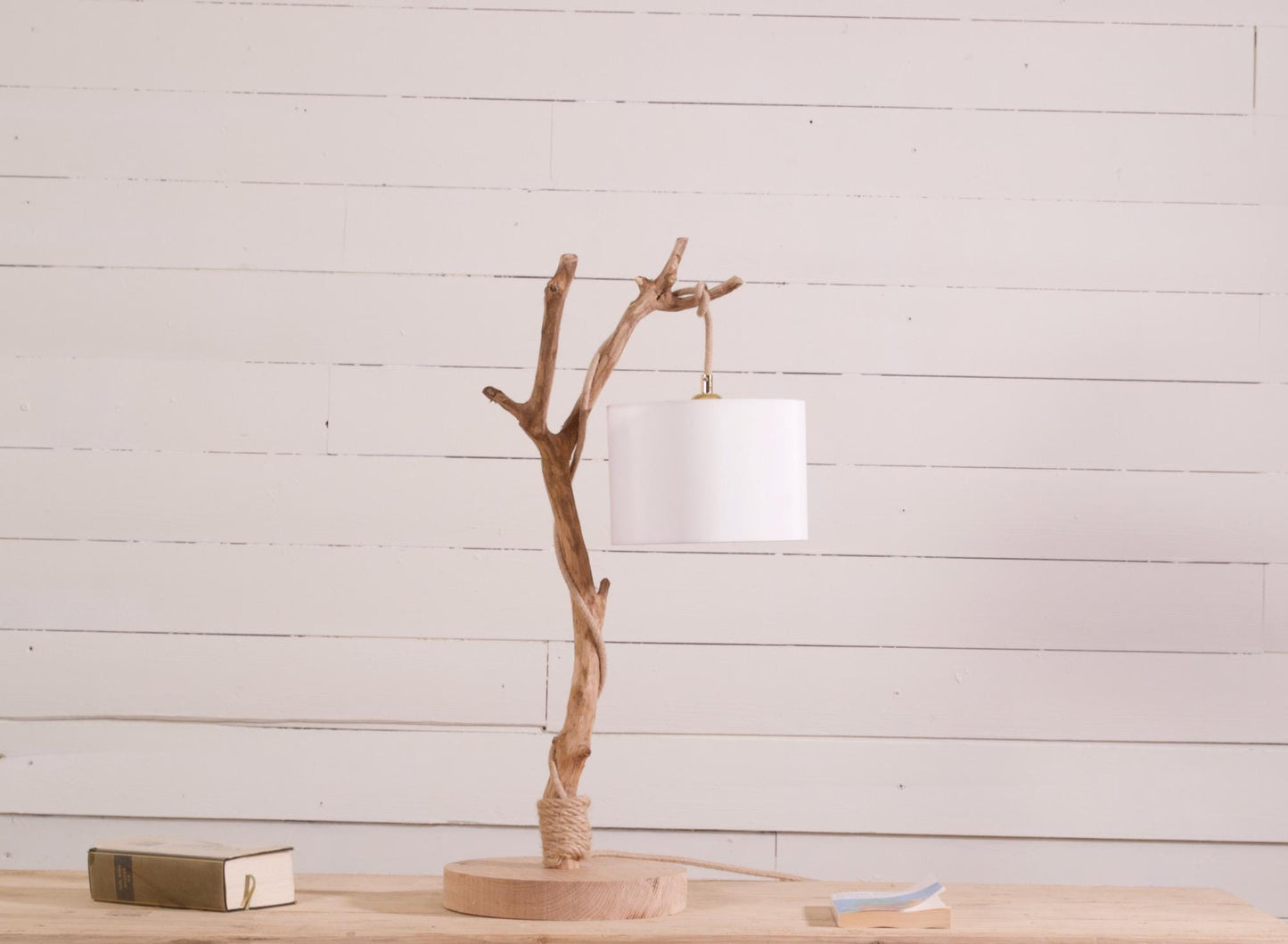 Lampe de table avec une belle branche patinée par le temps