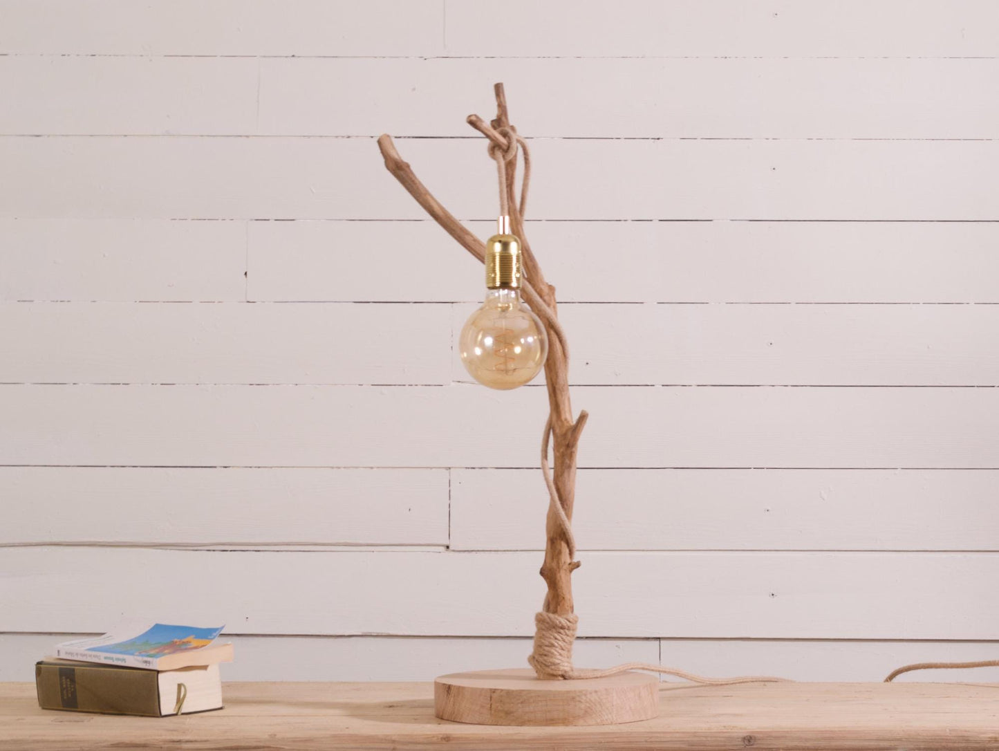 Lampe de table avec une belle branche patinée par le temps