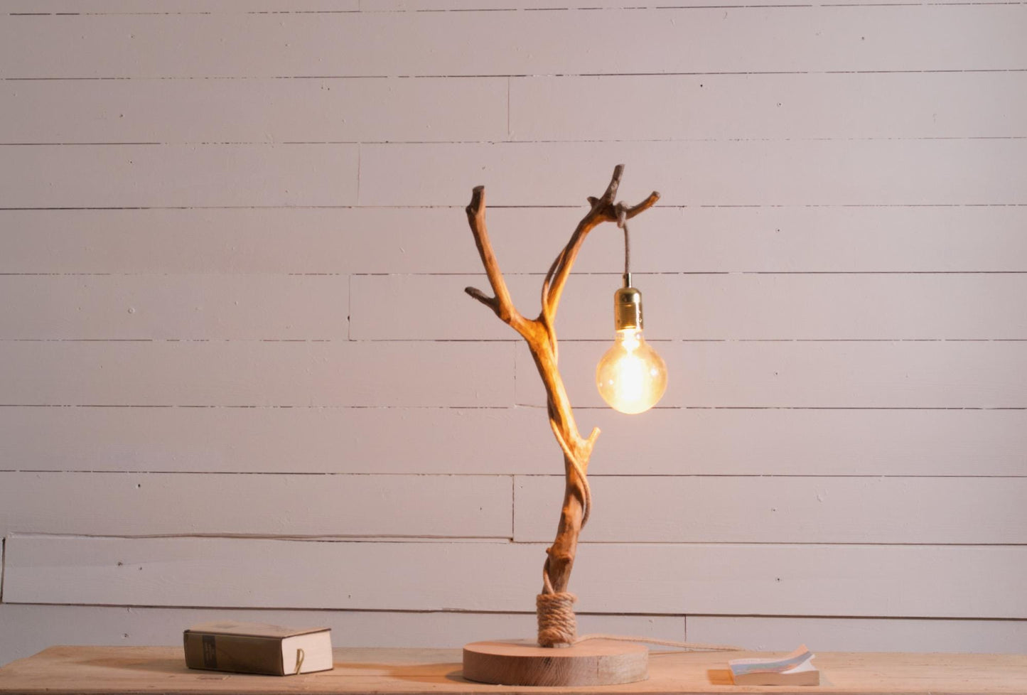 Lampe de table avec une belle branche patinée par le temps