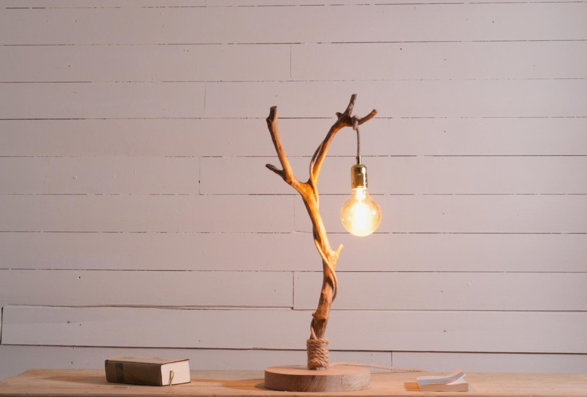 Lampe de table avec une belle branche patinée par le temps