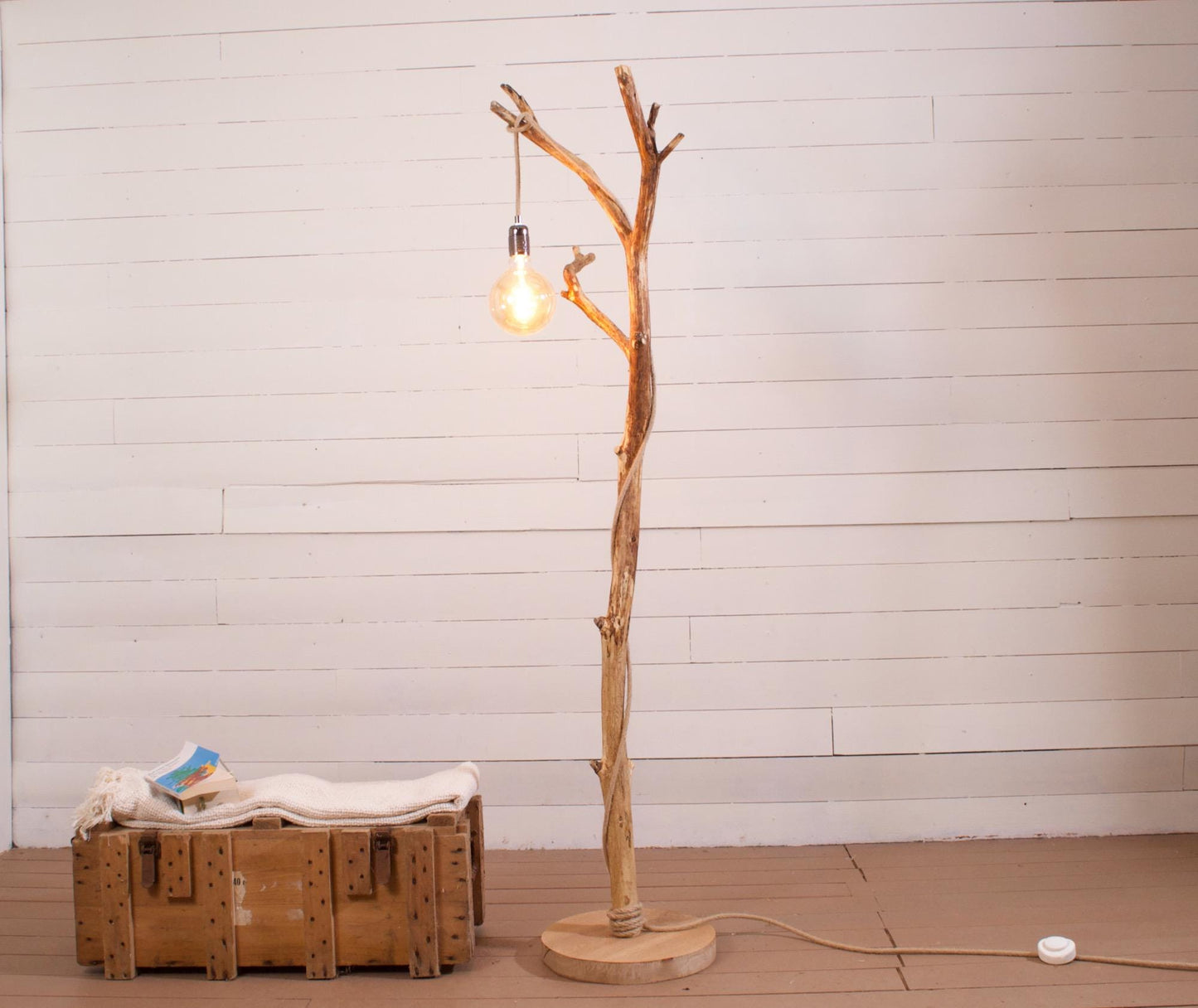 Lampadaire branche patinée en chêne fait main – bois naturel, abat-jour en jute clair ou coton blanc, cordon jute, style artisanal bohème