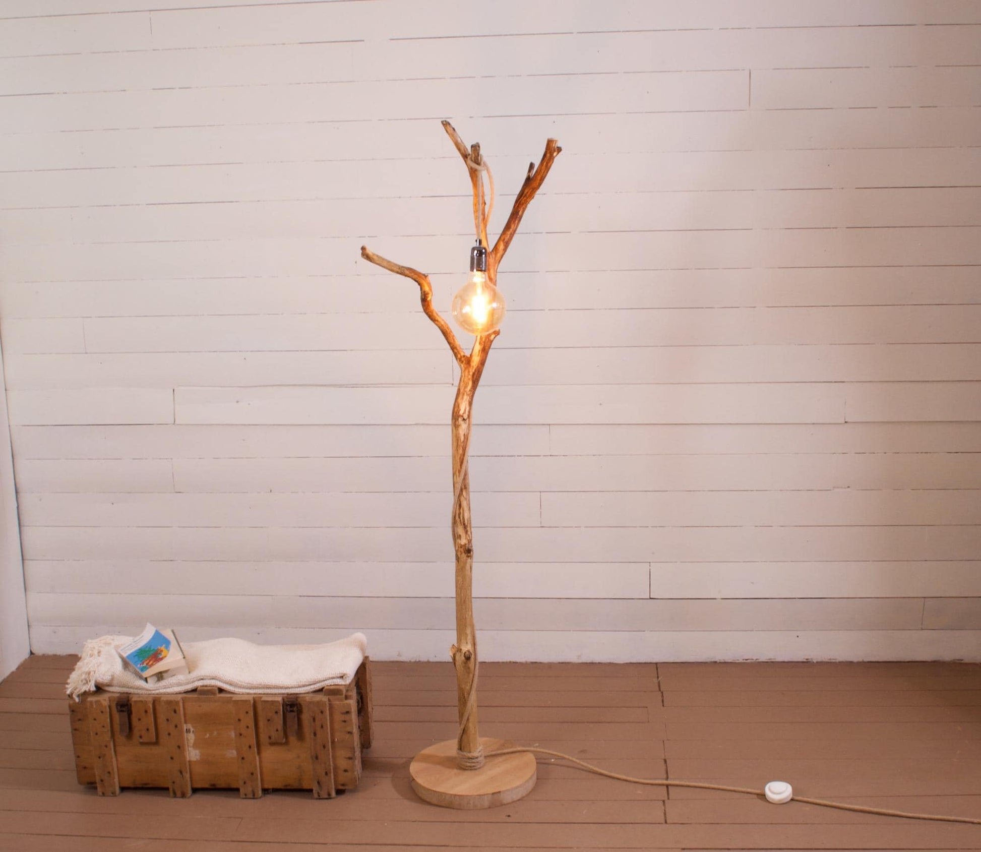 Lampadaire branche patinée en chêne fait main – bois naturel, abat-jour en jute clair ou coton blanc, cordon jute, style artisanal bohème