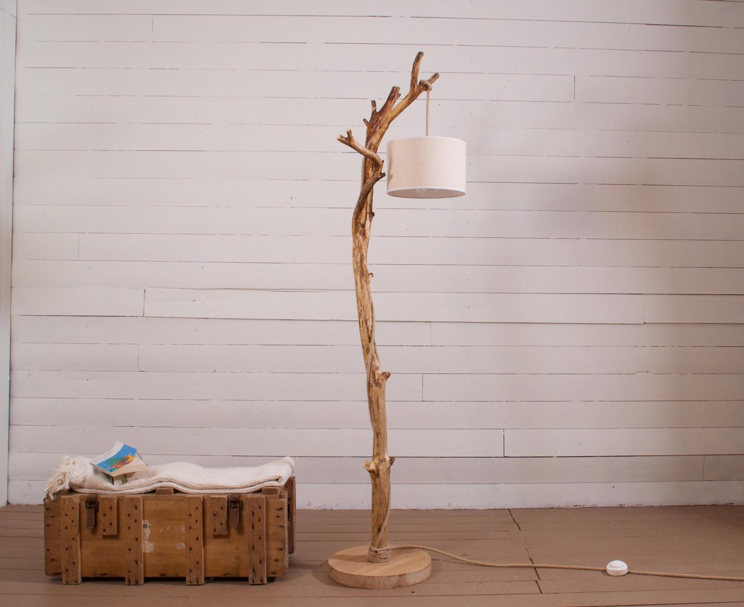 Lampadaire branche patinée en chêne fait main – bois naturel, abat-jour en jute clair ou coton blanc, cordon jute, style artisanal bohème