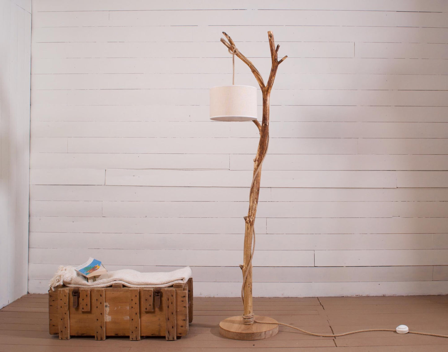 Lampadaire branche patinée en chêne fait main – bois naturel, abat-jour en jute clair ou coton blanc, cordon jute, style artisanal bohème