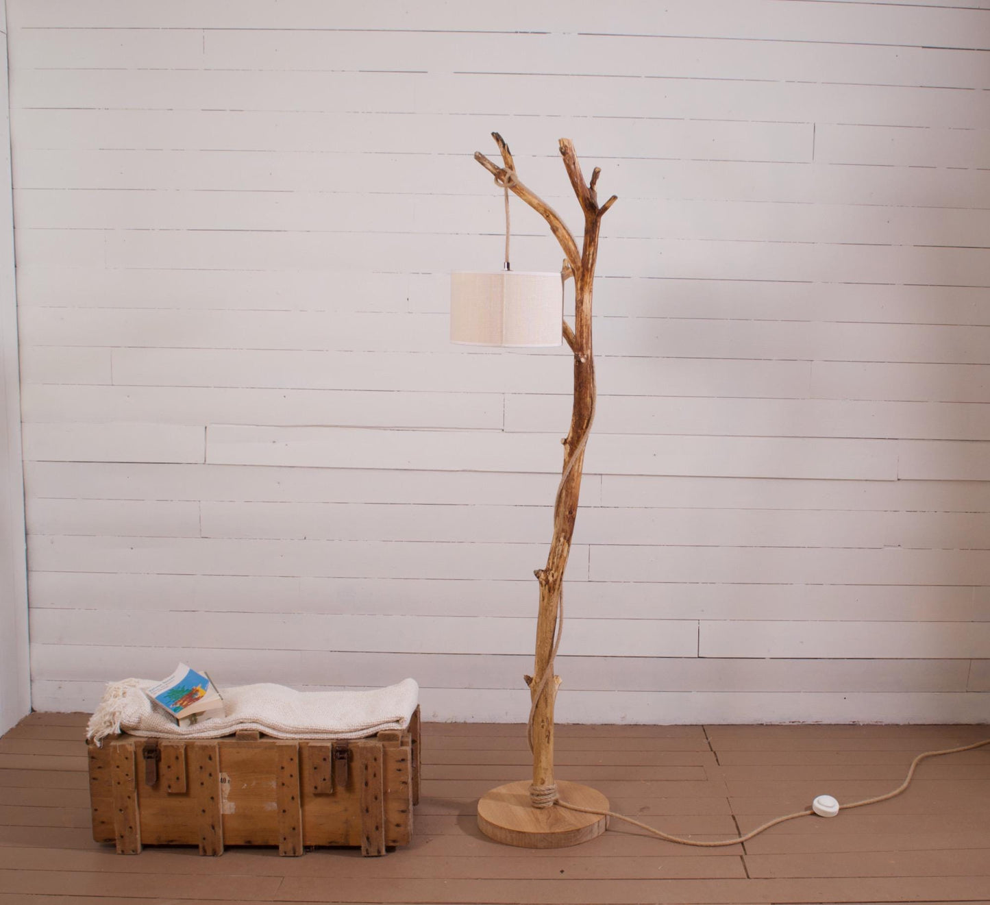 Lampadaire branche patinée en chêne fait main – bois naturel, abat-jour en jute clair ou coton blanc, cordon jute, style artisanal bohème
