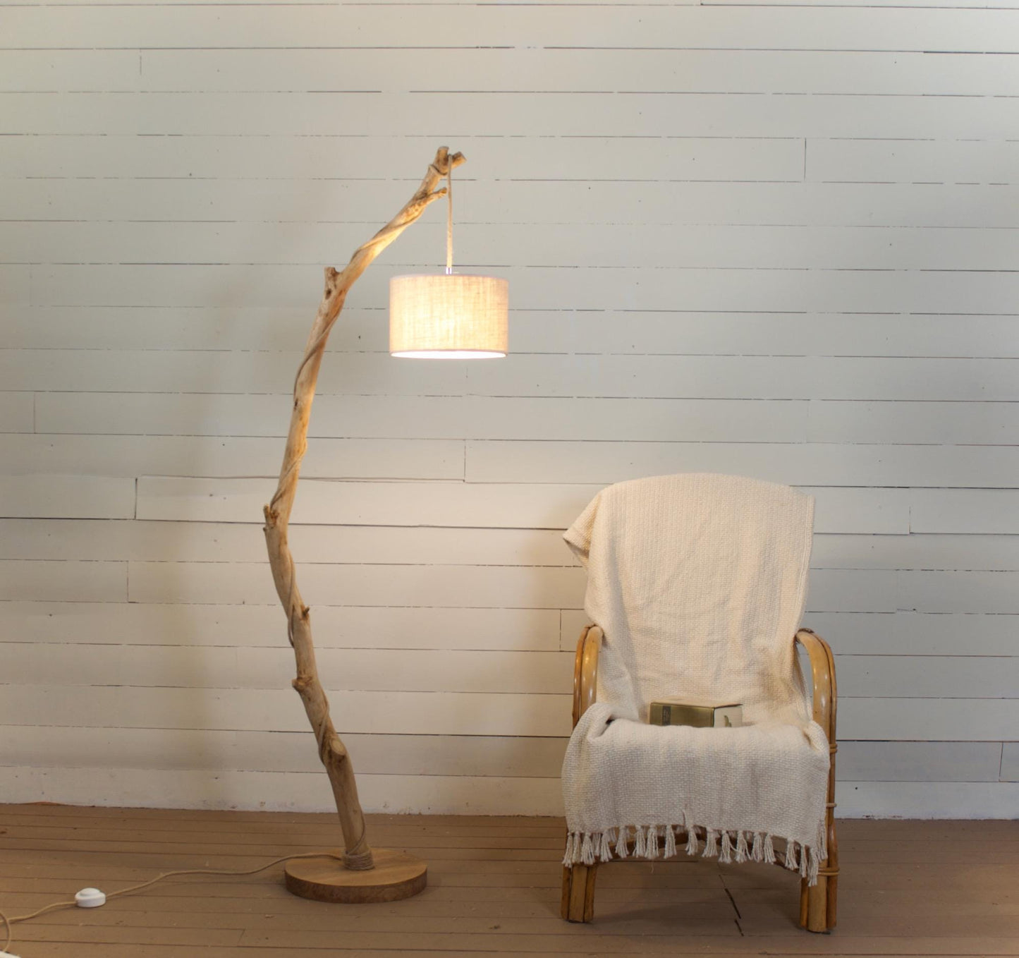 Lampadaire branche fait main – bois naturel, cordon jute, style artisanal bohème