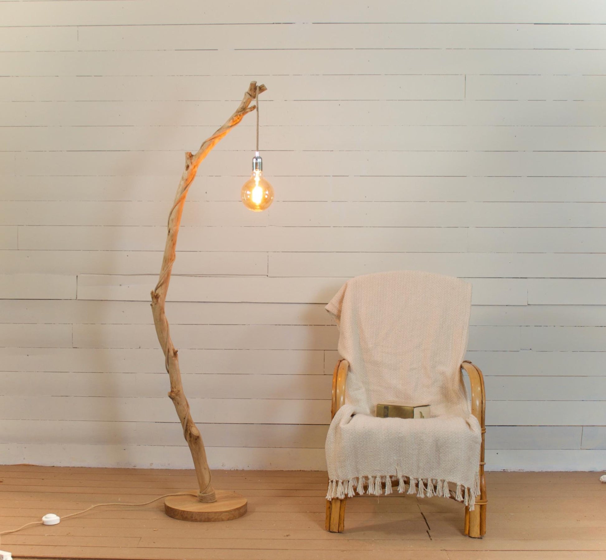 Lampadaire branche fait main – bois naturel, cordon jute, style artisanal bohème
