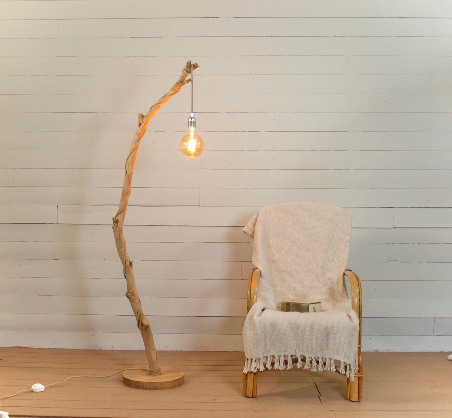Lampadaire branche fait main – bois naturel, cordon jute, style artisanal bohème