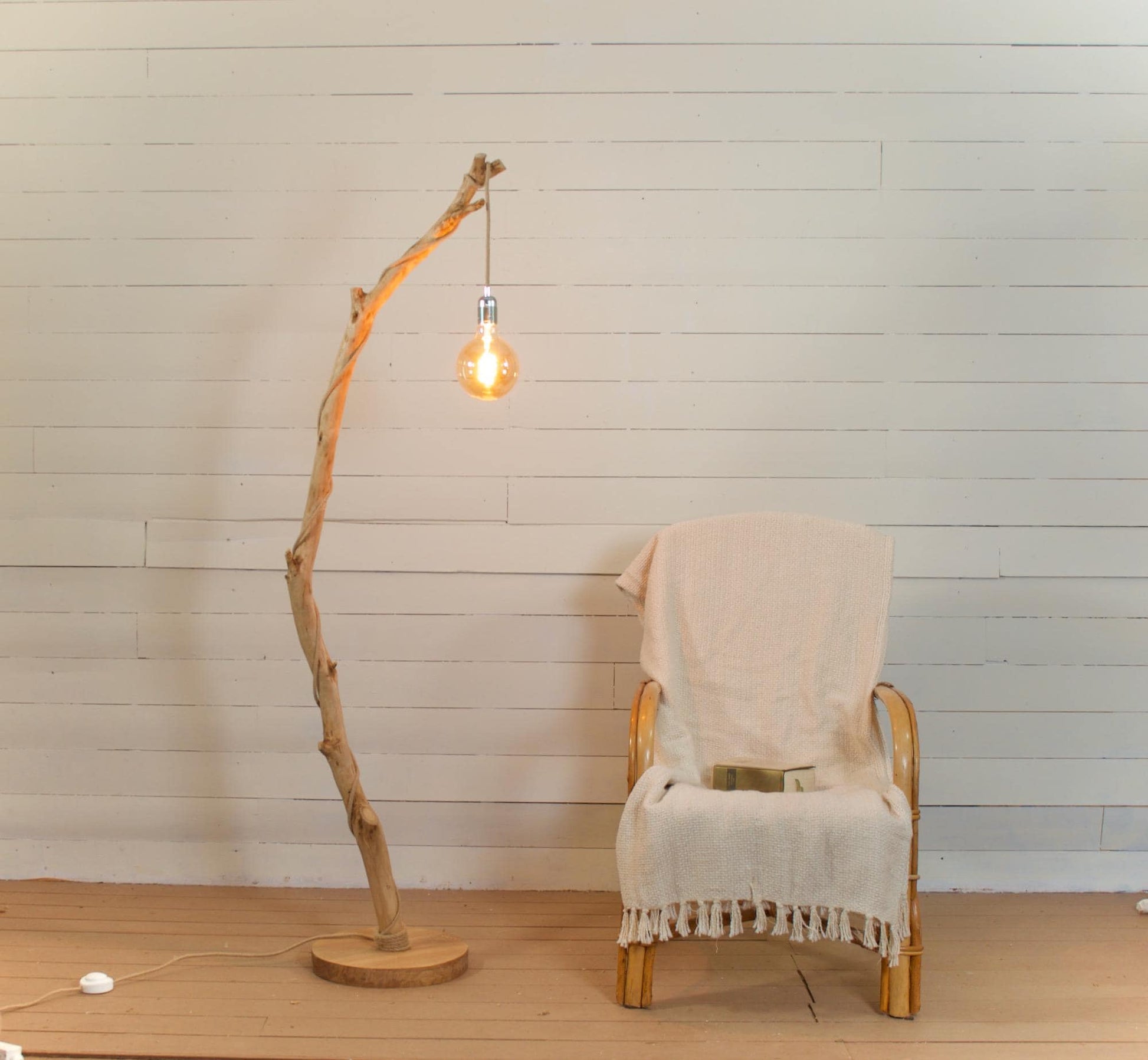 Lampadaire branche fait main – bois naturel, cordon jute, style artisanal bohème