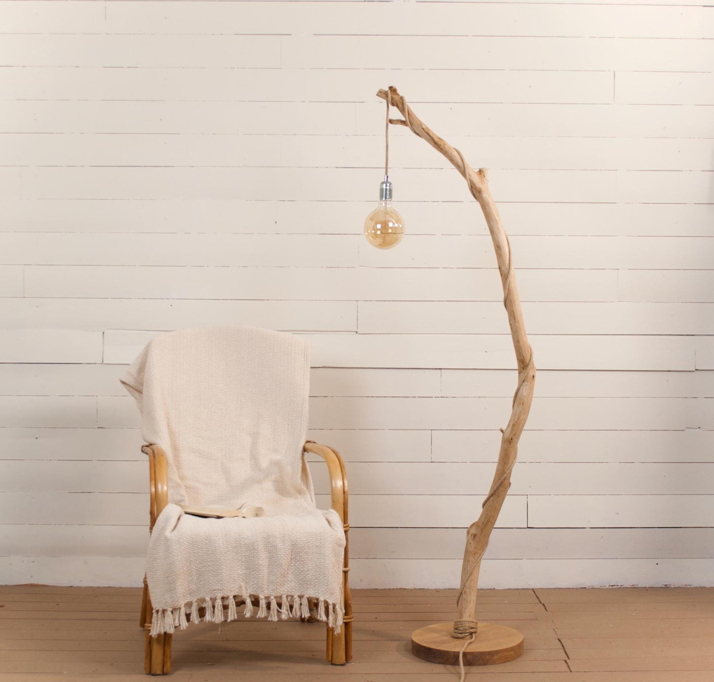 Lampadaire branche fait main – bois naturel, cordon jute, style artisanal bohème