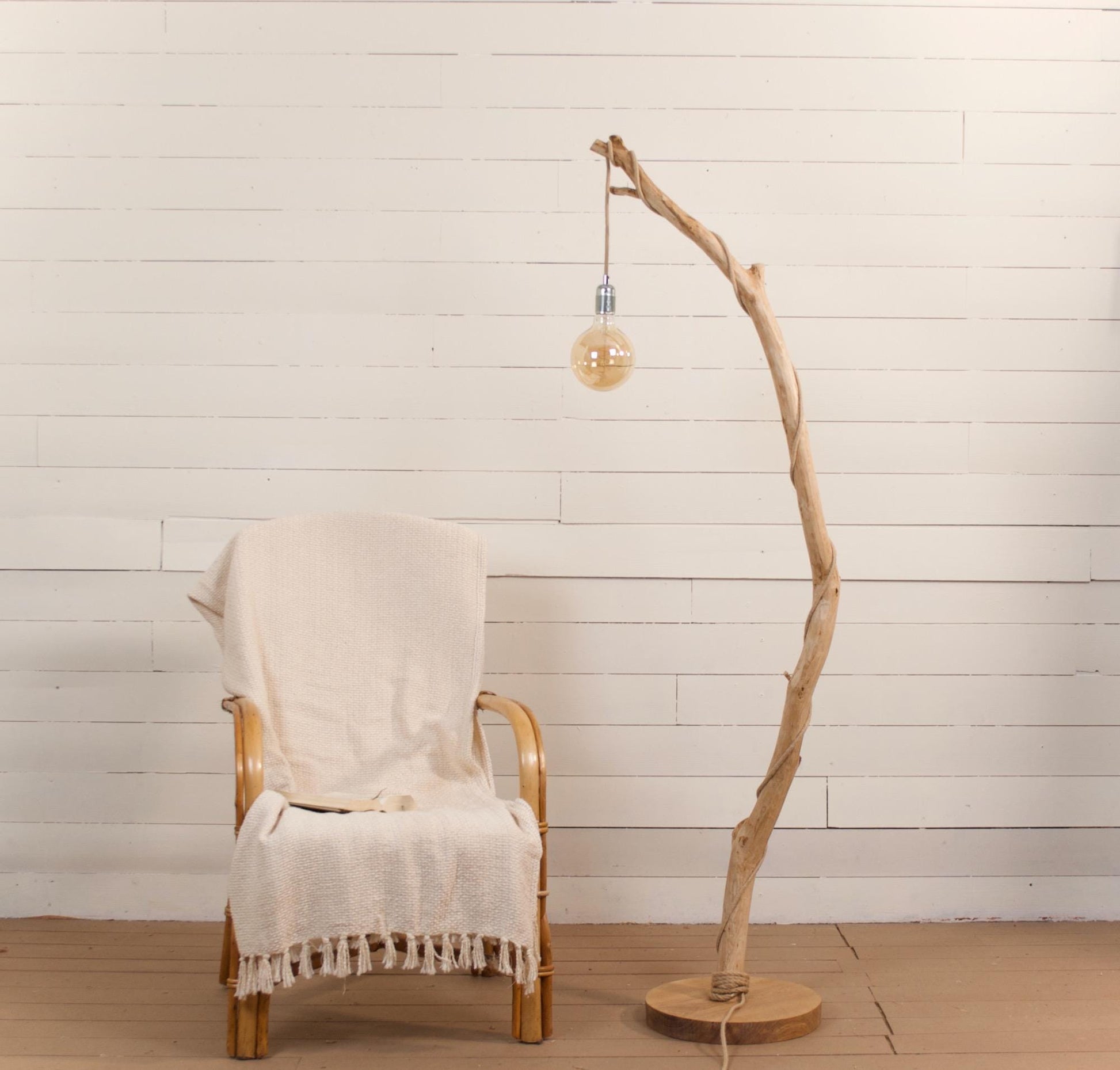 Lampadaire branche fait main – bois naturel, cordon jute, style artisanal bohème