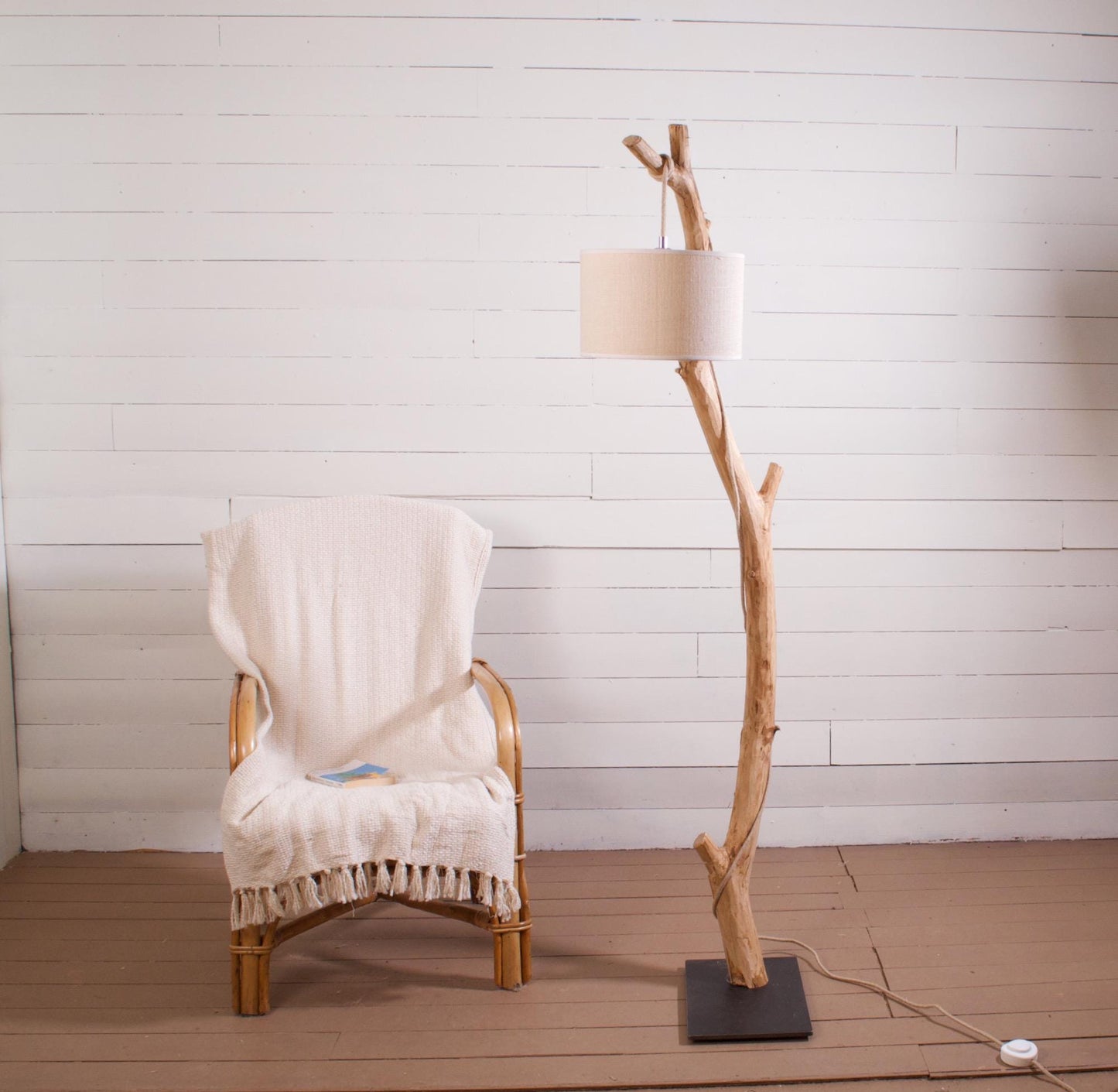 Lampadaire en bois naturel – Branche de châtaignier – Pied acier noir – 160 cm – Abat-jour ou ampoule LED – Pièce unique artisanale
