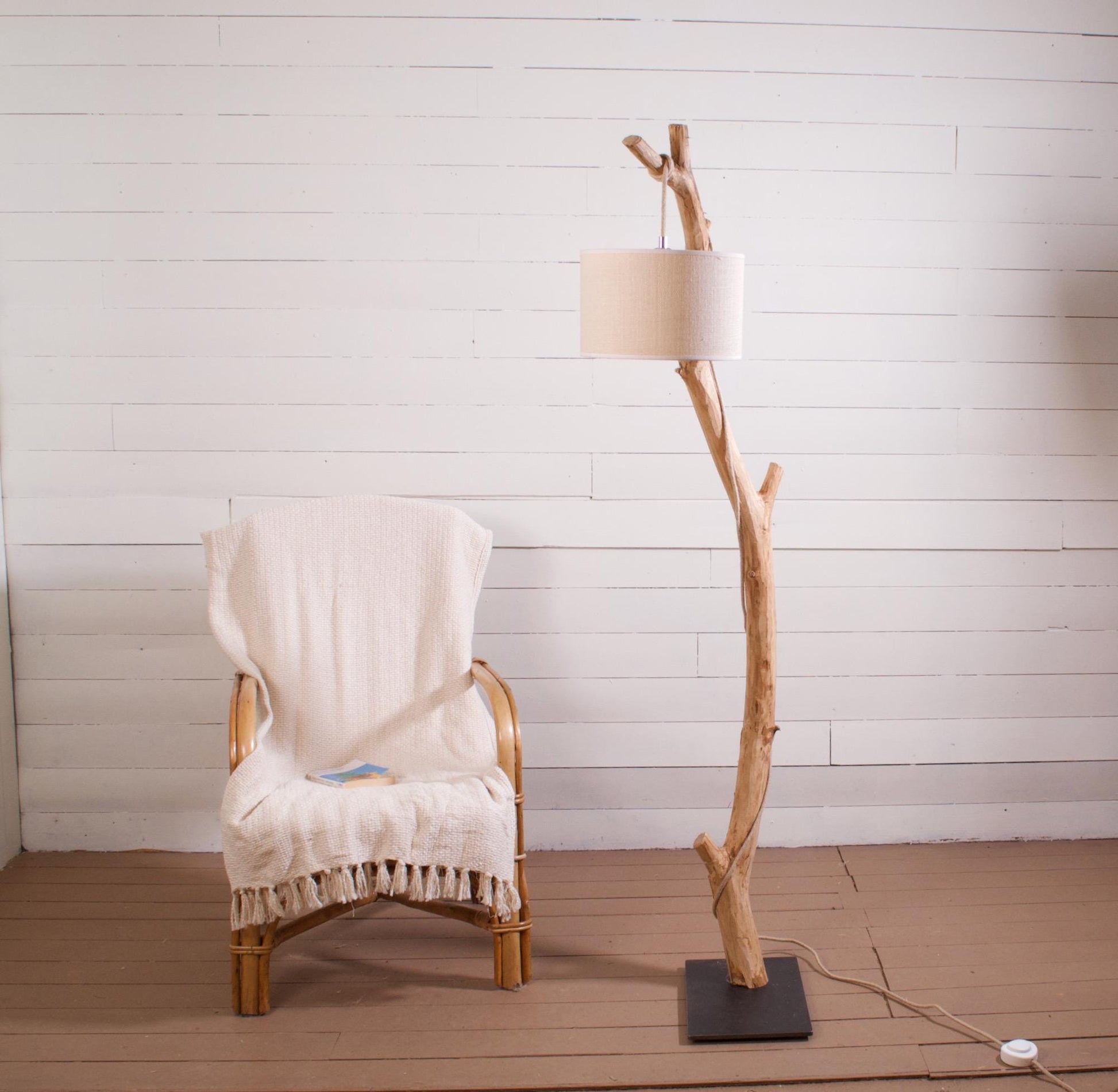 Lampadaire en bois naturel – Branche de châtaignier – Pied acier noir – 160 cm – Abat-jour ou ampoule LED – Pièce unique artisanale