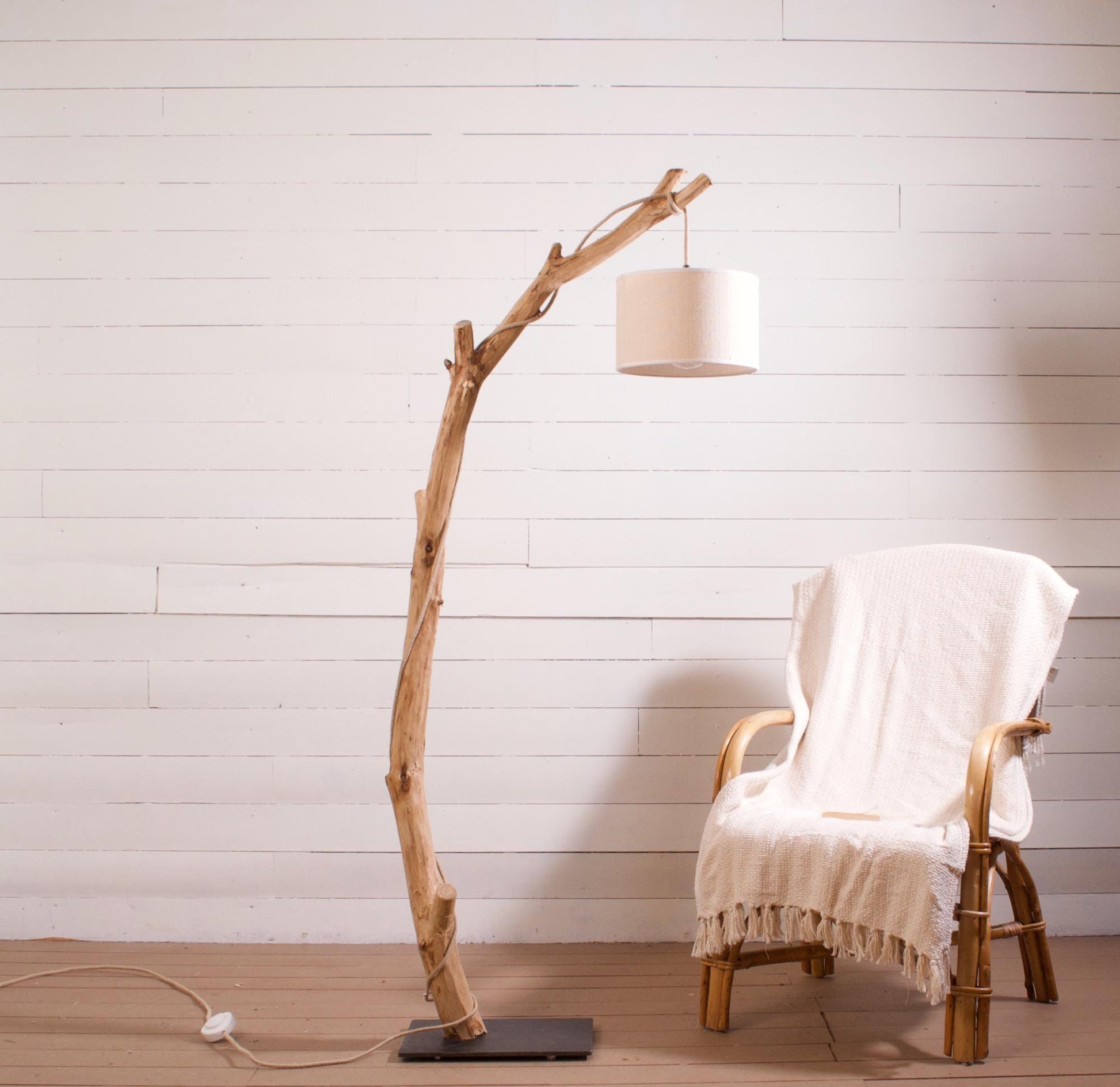 Lampadaire en bois naturel – Branche de châtaignier – Pied acier noir – 160 cm – Abat-jour ou ampoule LED – Pièce unique artisanale