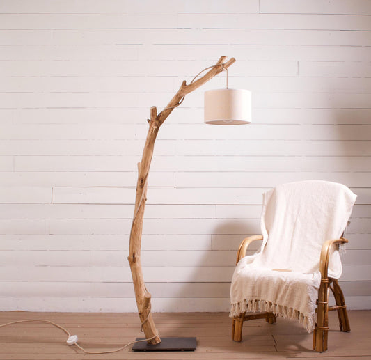 Lampadaire en bois naturel – Branche de châtaignier – Pied acier noir – 160 cm – Abat-jour ou ampoule LED – Pièce unique artisanale