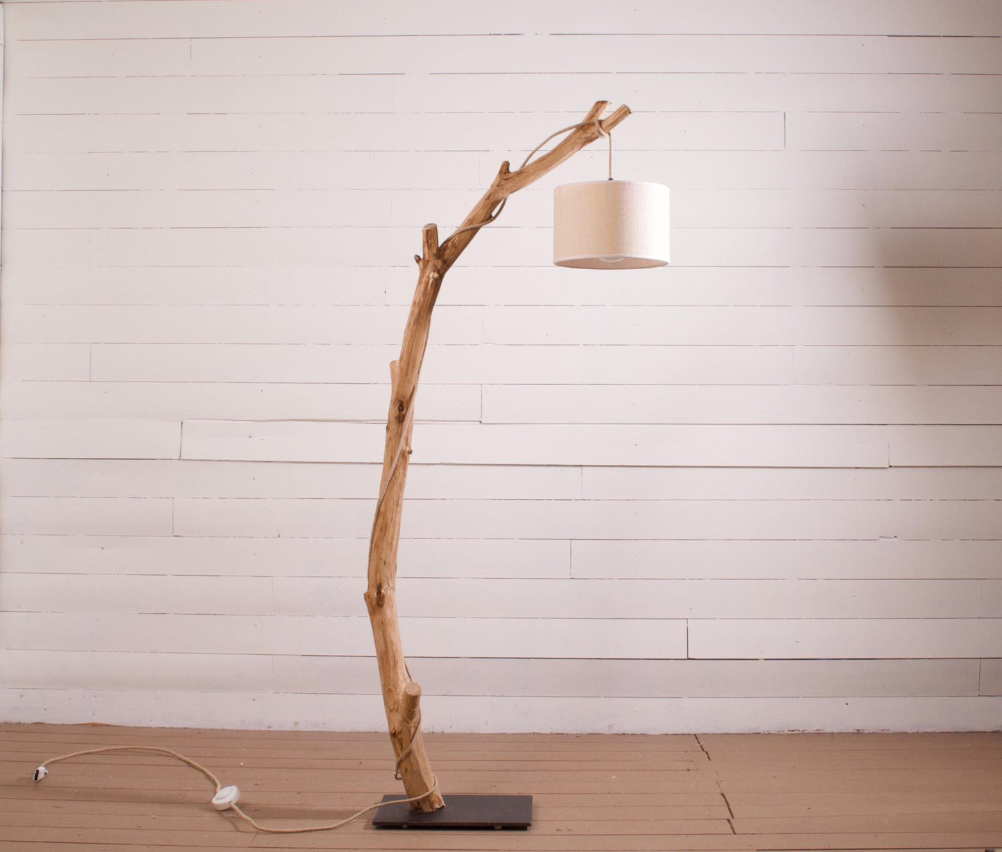 Lampadaire en bois naturel – Branche de châtaignier – Pied acier noir – 160 cm – Abat-jour ou ampoule LED – Pièce unique artisanale