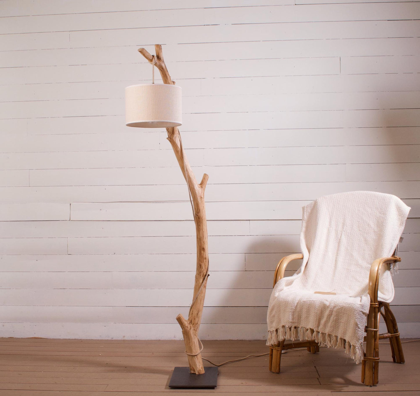 Lampadaire en bois naturel – Branche de châtaignier – Pied acier noir – 160 cm – Abat-jour ou ampoule LED – Pièce unique artisanale
