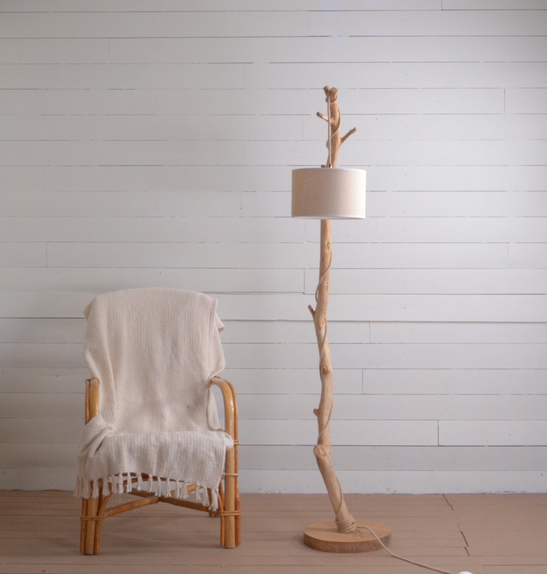 Lampadaire branche fait main – bois naturel, cordon jute, style artisanal bohème