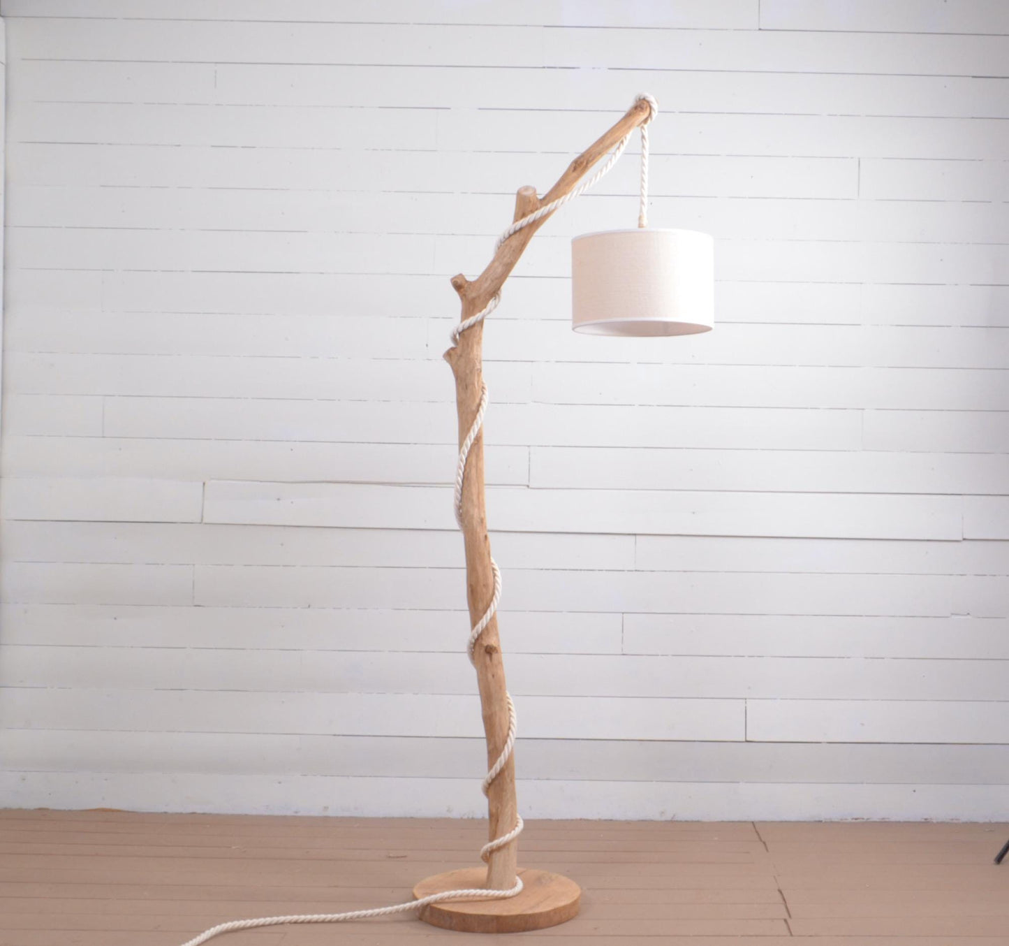 Lampadaire en chêne massif fait main – bois naturel,cordon coton blanc, style artisanal bohème