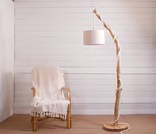 Lampadaire en chêne massif fait main – bois naturel, abat-jour en jute clair ou coton blanc, cordon jute, style artisanal bohème