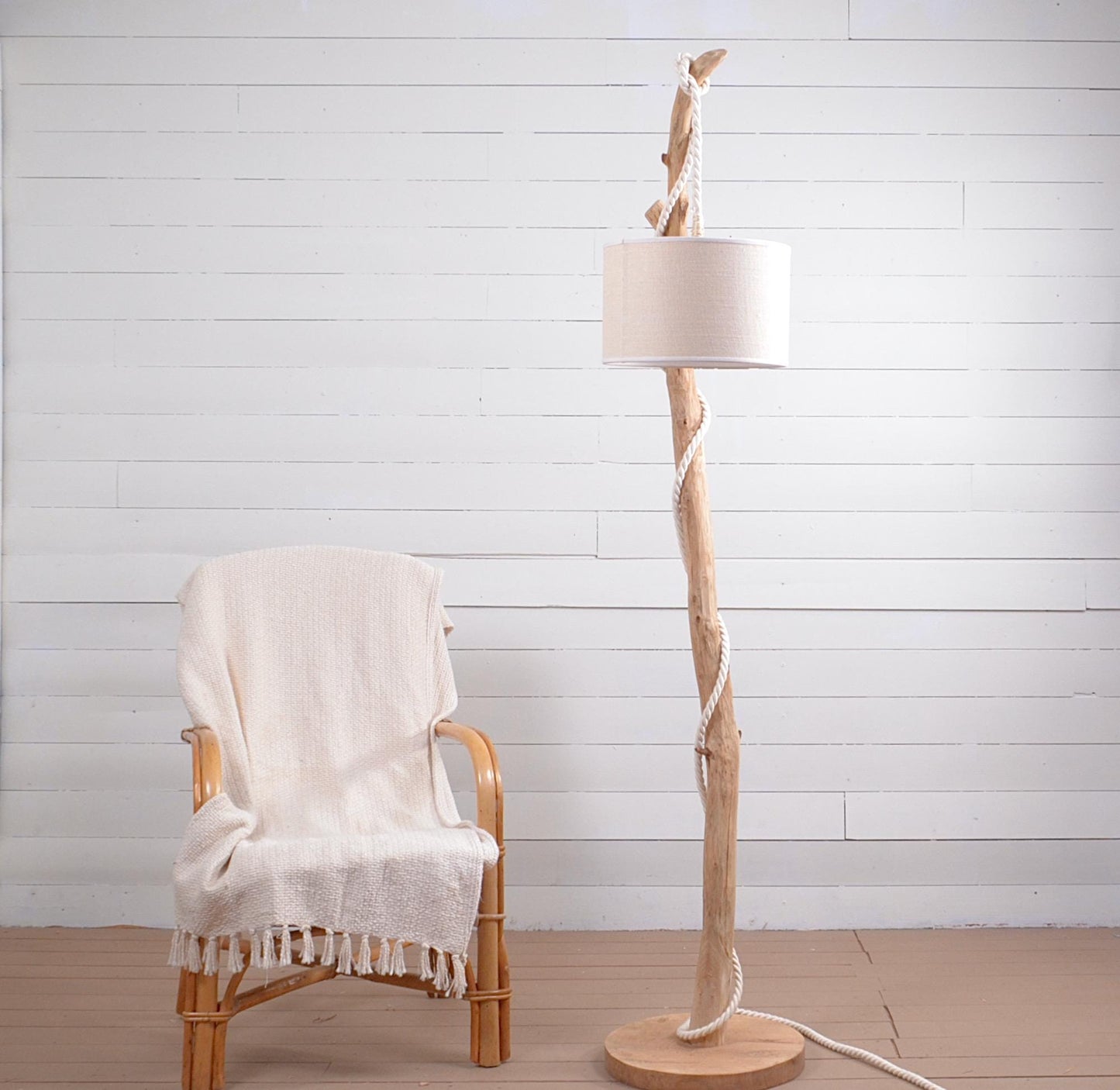 Lampadaire en chêne massif fait main – bois naturel,cordon coton blanc, style artisanal bohème