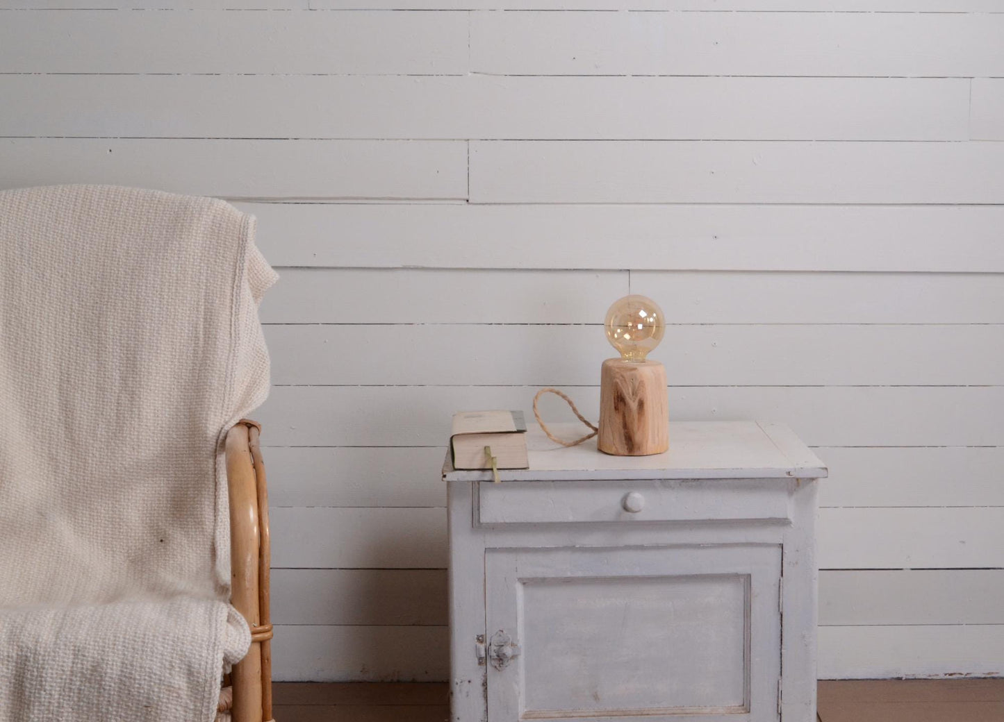 Lampe à poser en bois de châtaignier – Lampe Edison LED chaude – Lampe de chevet artisanale – Petite lampe déco en bois, cordon jute