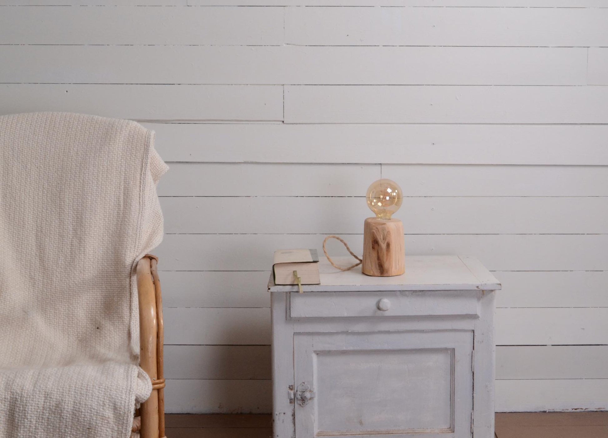 Lampe à poser en bois de châtaignier – Lampe Edison LED chaude – Lampe de chevet artisanale – Petite lampe déco en bois, cordon jute