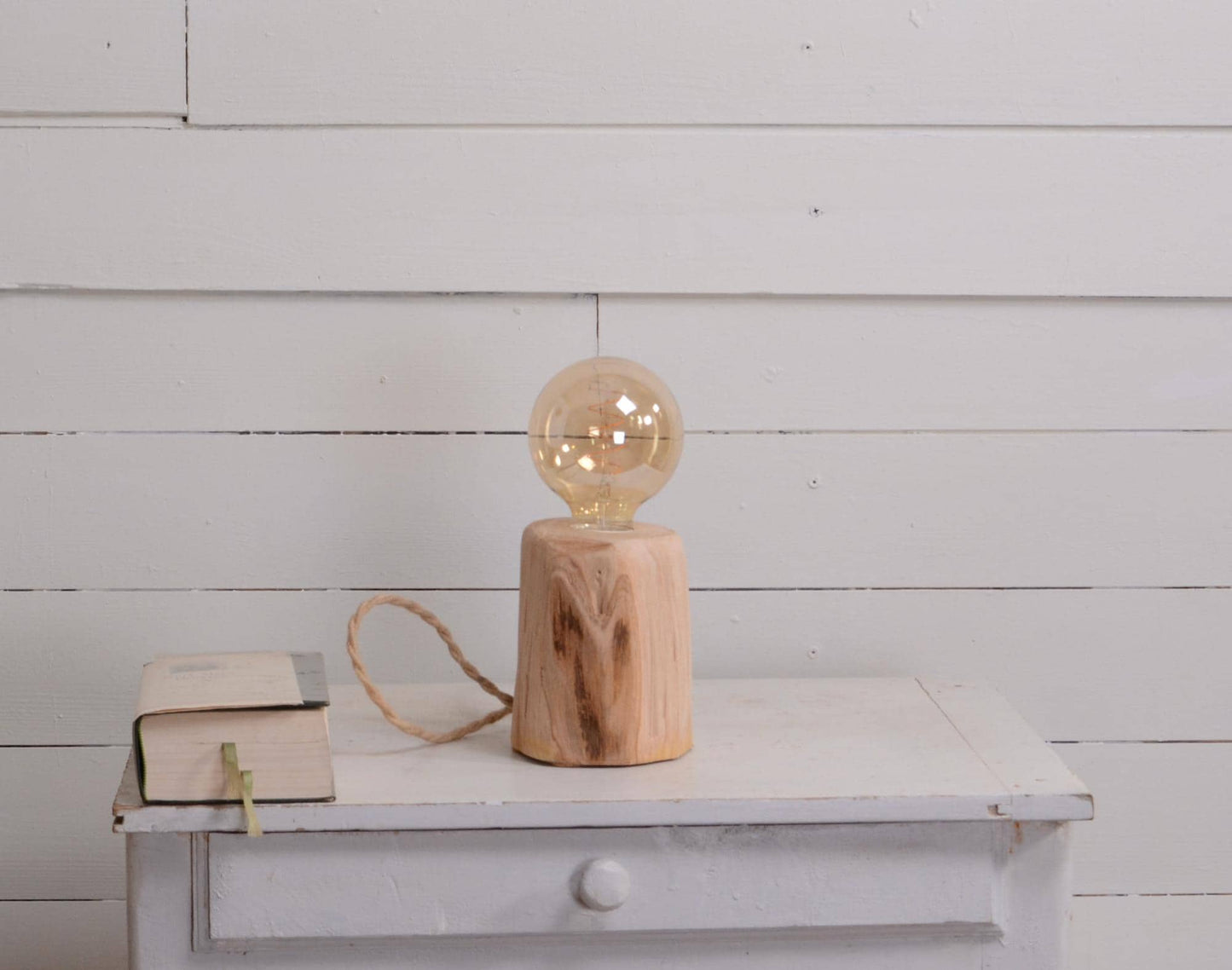 Lampe à poser en bois de châtaignier – Lampe Edison LED chaude – Lampe de chevet artisanale – Petite lampe déco en bois, cordon jute