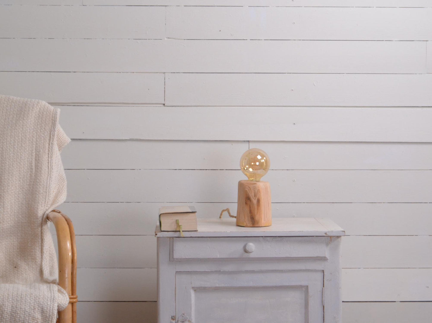 Lampe à poser en bois de châtaignier – Lampe Edison LED chaude – Lampe de chevet artisanale – Petite lampe déco en bois, cordon jute