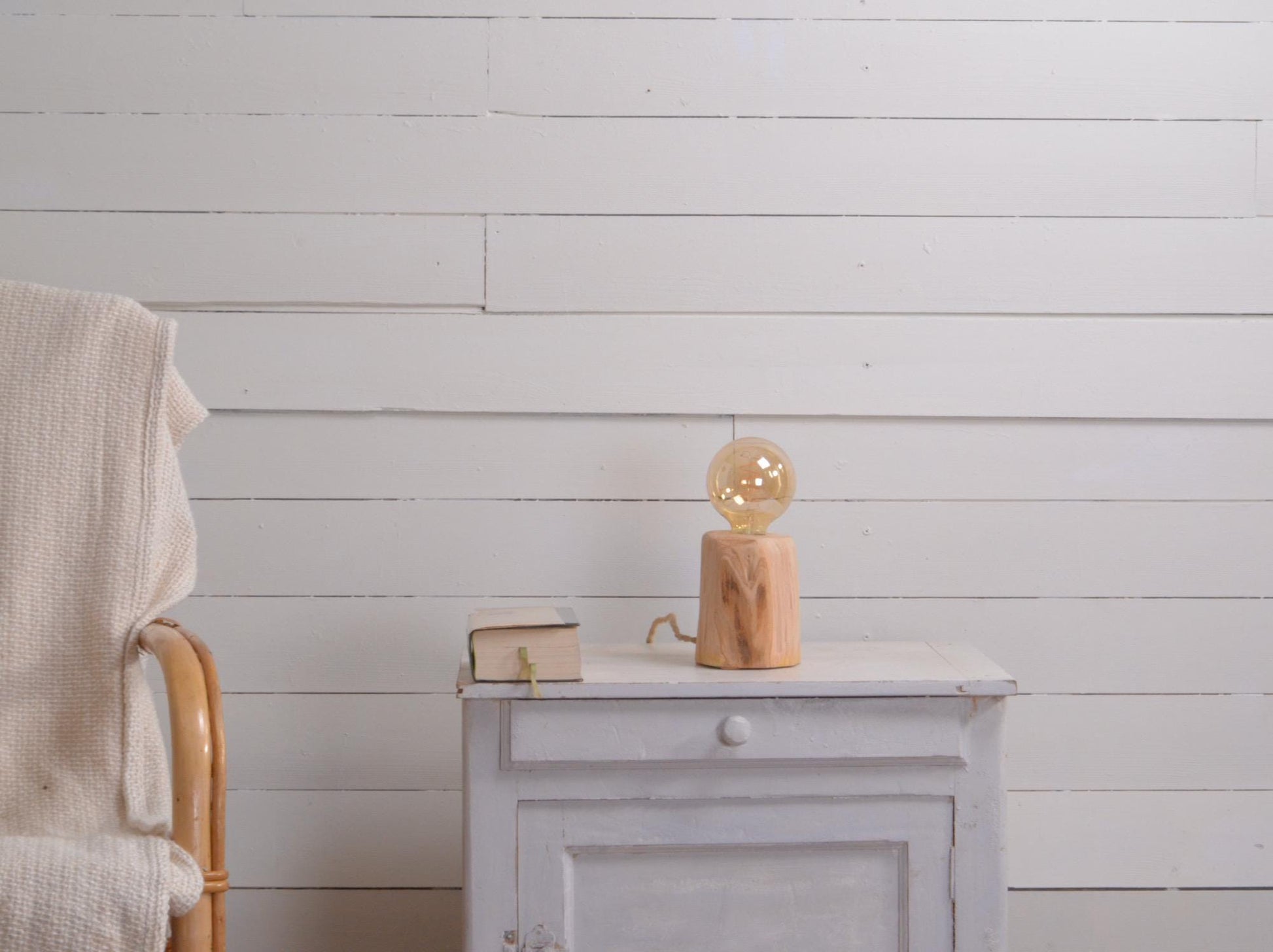 Lampe à poser en bois de châtaignier – Lampe Edison LED chaude – Lampe de chevet artisanale – Petite lampe déco en bois, cordon jute