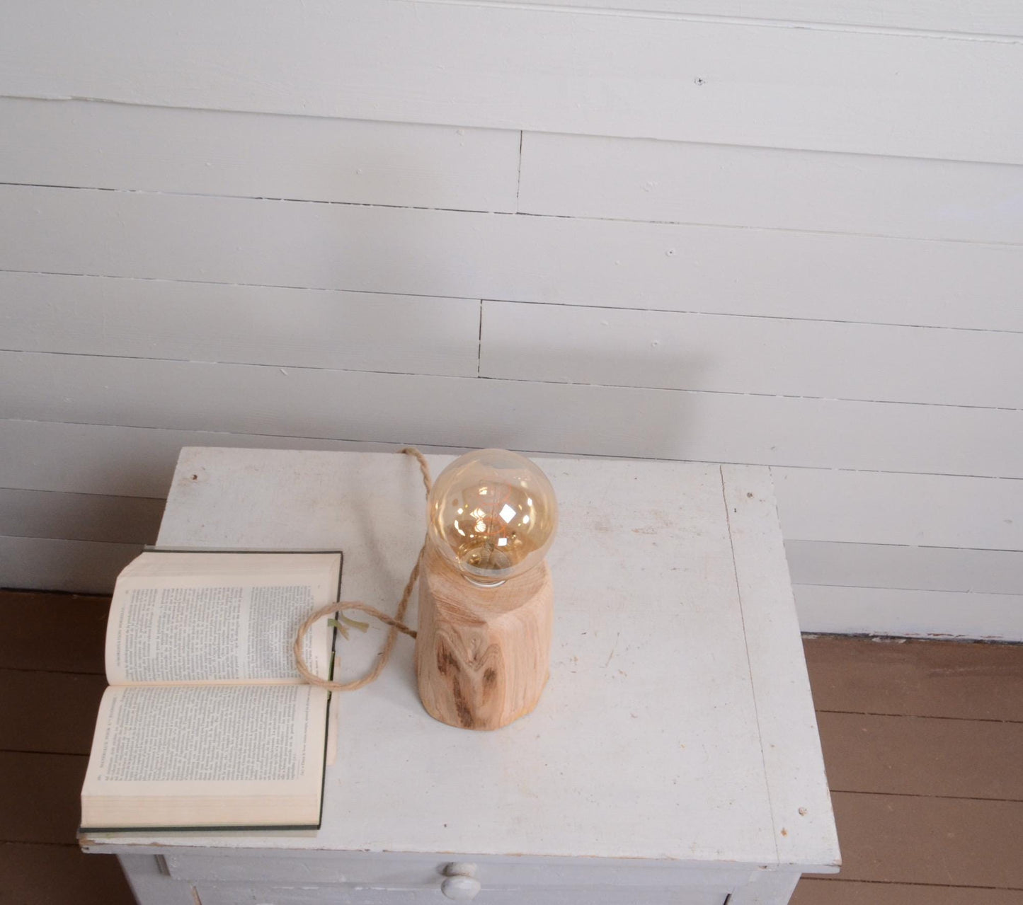 Lampe à poser en bois de châtaignier – Lampe Edison LED chaude – Lampe de chevet artisanale – Petite lampe déco en bois, cordon jute