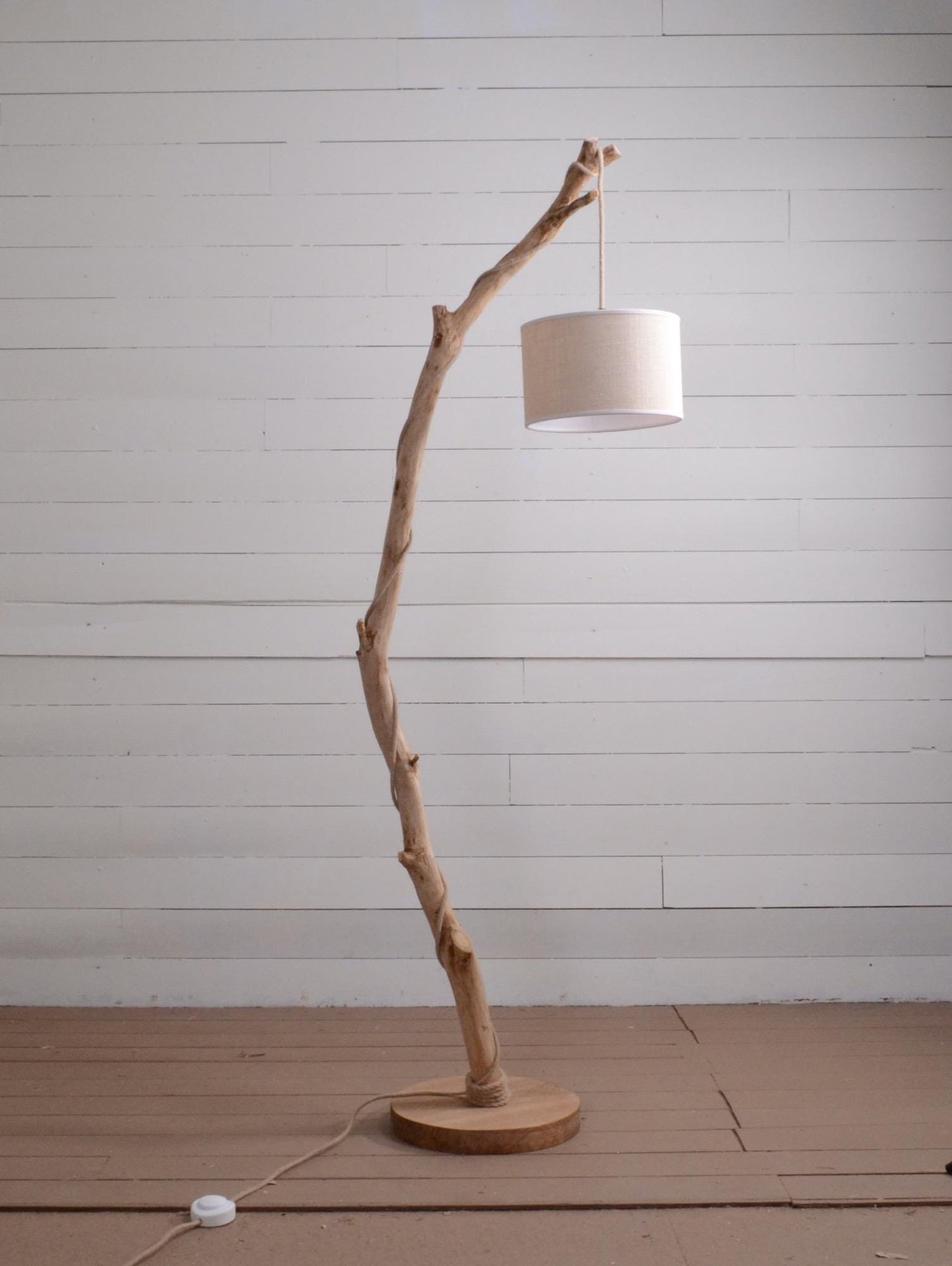 Lampadaire branche fait main – bois naturel, cordon jute, style artisanal bohème