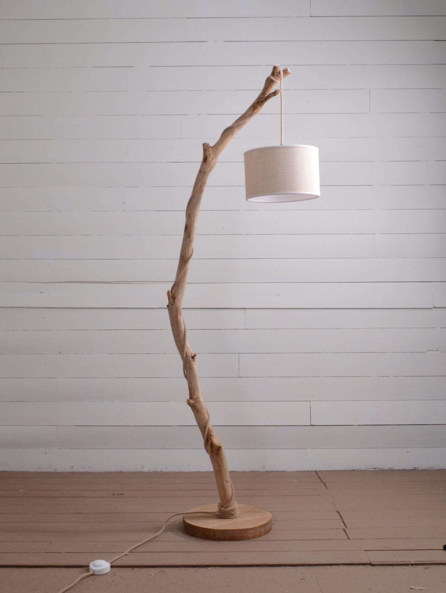 Lampadaire branche fait main – bois naturel, cordon jute, style artisanal bohème