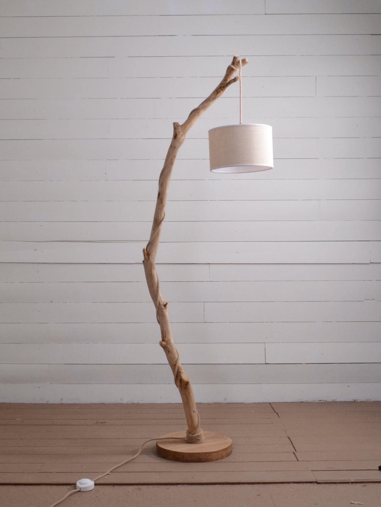Lampadaire branche fait main – bois naturel, cordon jute, style artisanal bohème