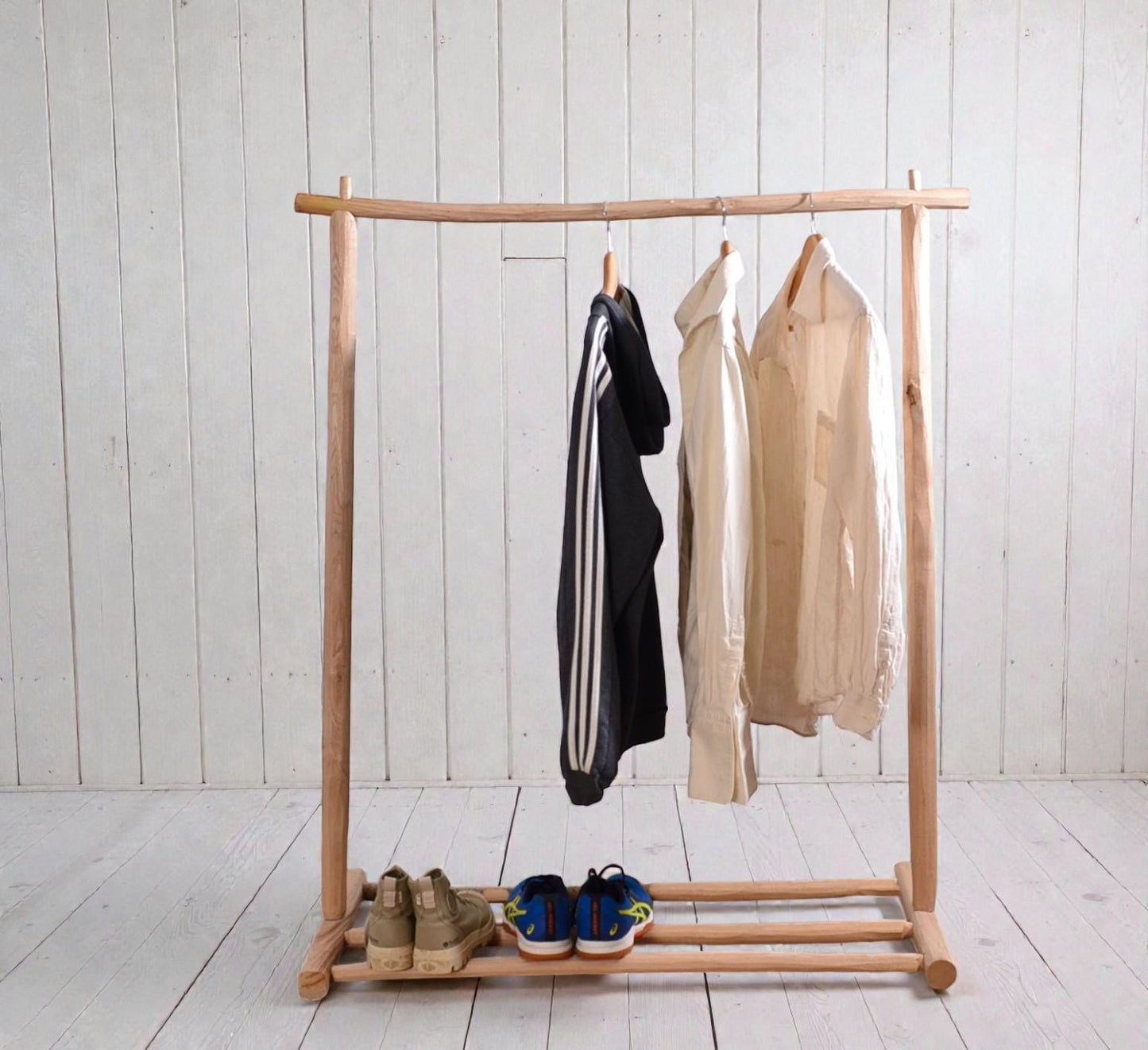 Portant vêtements bois brut avec étagère chaussures – Style bohème naturel pour chambre ou boutique, fait main en France