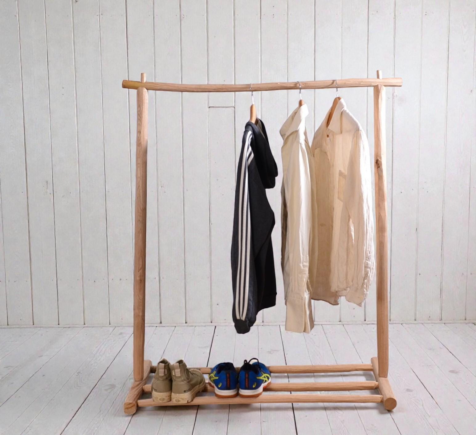 Portant vêtements bois brut avec étagère chaussures – Style bohème naturel pour chambre ou boutique, fait main en France
