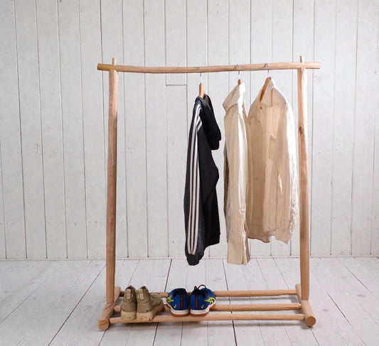 Portant vêtements bois brut avec étagère chaussures – Style bohème naturel pour chambre ou boutique, fait main en France
