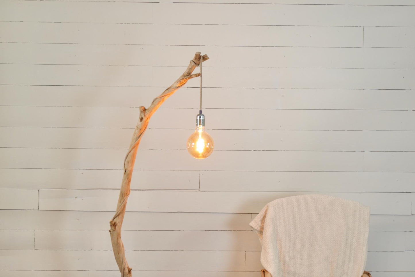Lampadaire branche fait main – bois naturel, cordon jute, style artisanal bohème