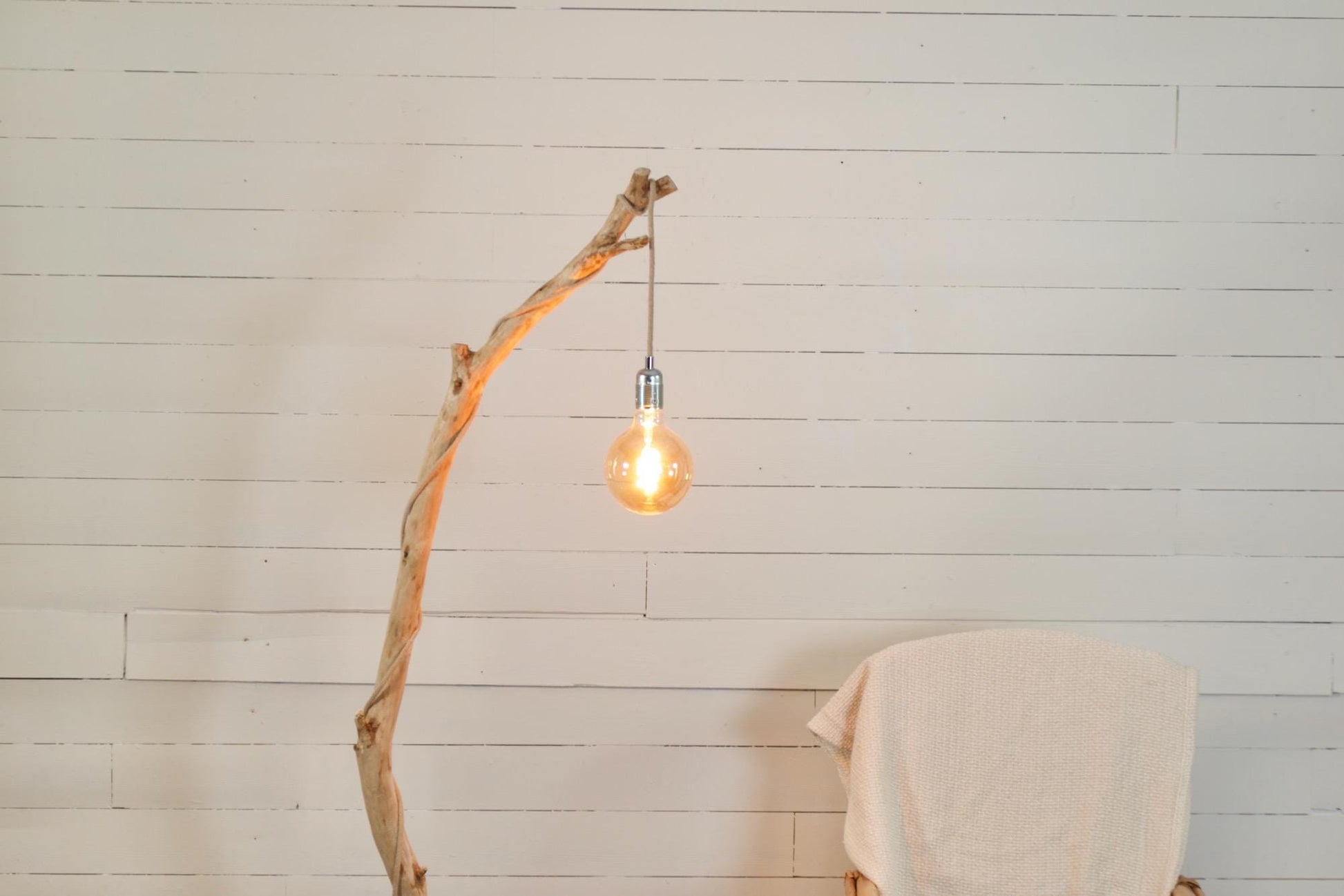 Lampadaire branche fait main – bois naturel, cordon jute, style artisanal bohème