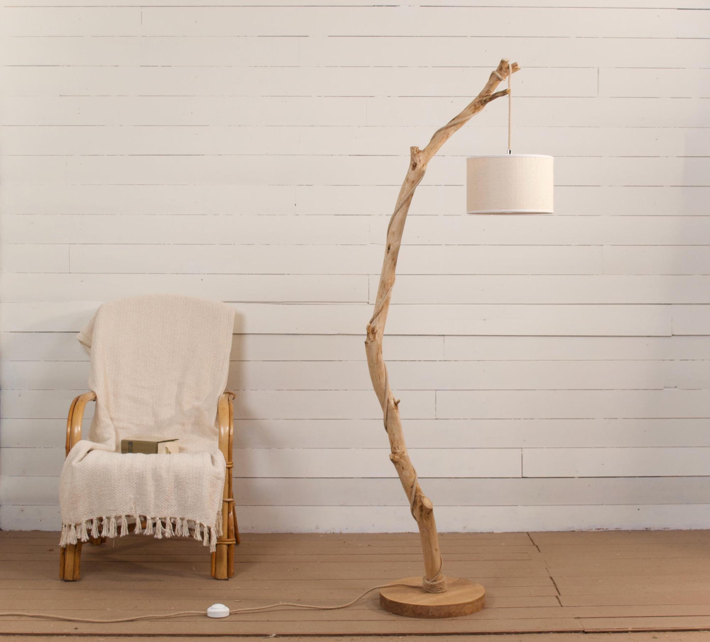 Lampadaire branche fait main – bois naturel, cordon jute, style artisanal bohème