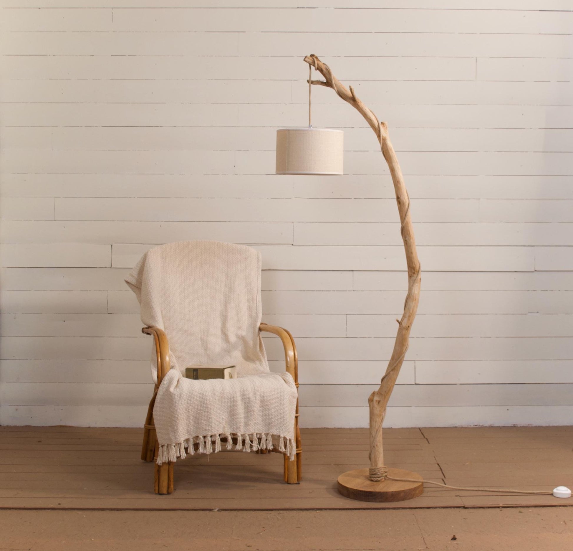 Lampadaire branche fait main – bois naturel, cordon jute, style artisanal bohème