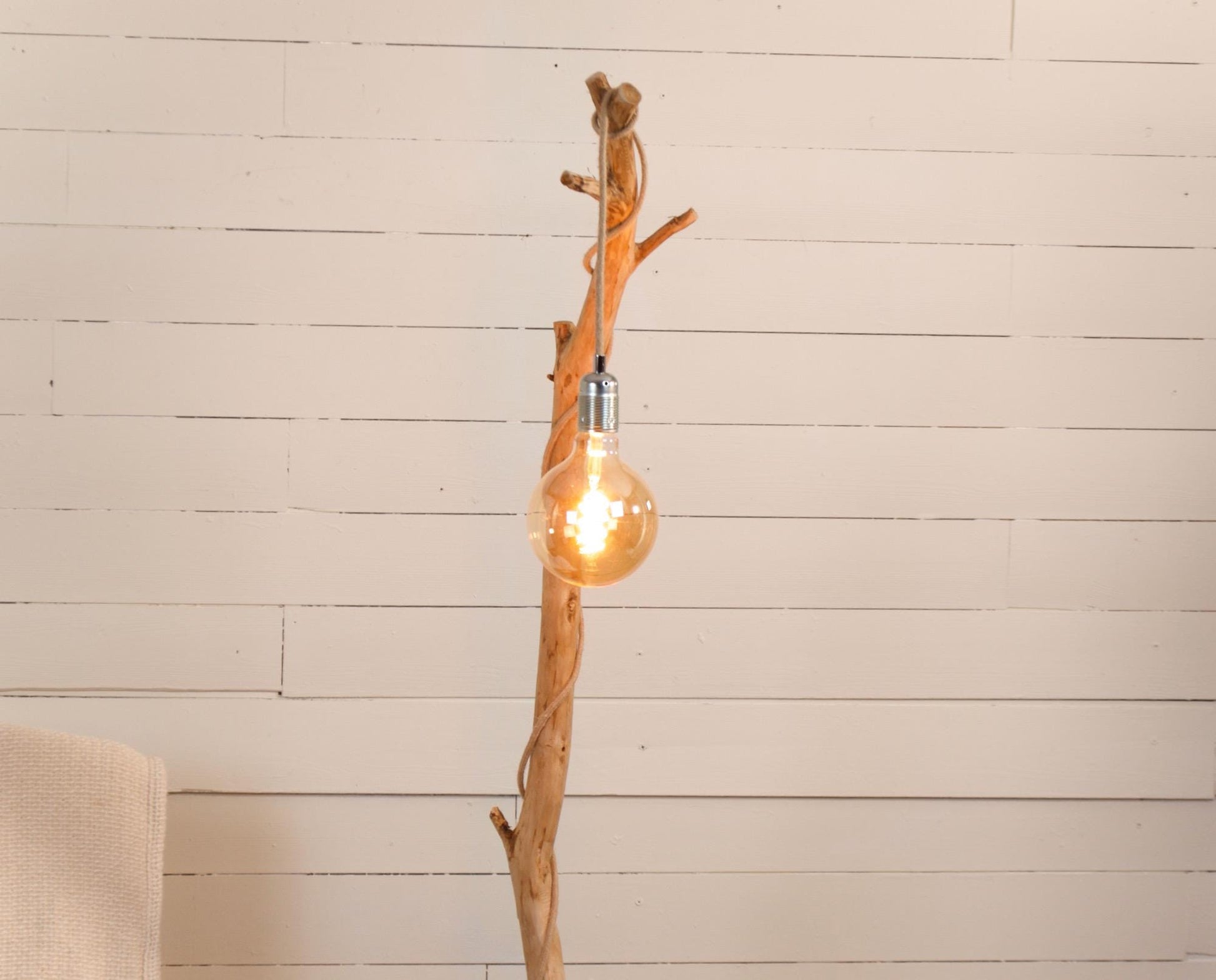 Lampadaire branche fait main – bois naturel, cordon jute, style artisanal bohème