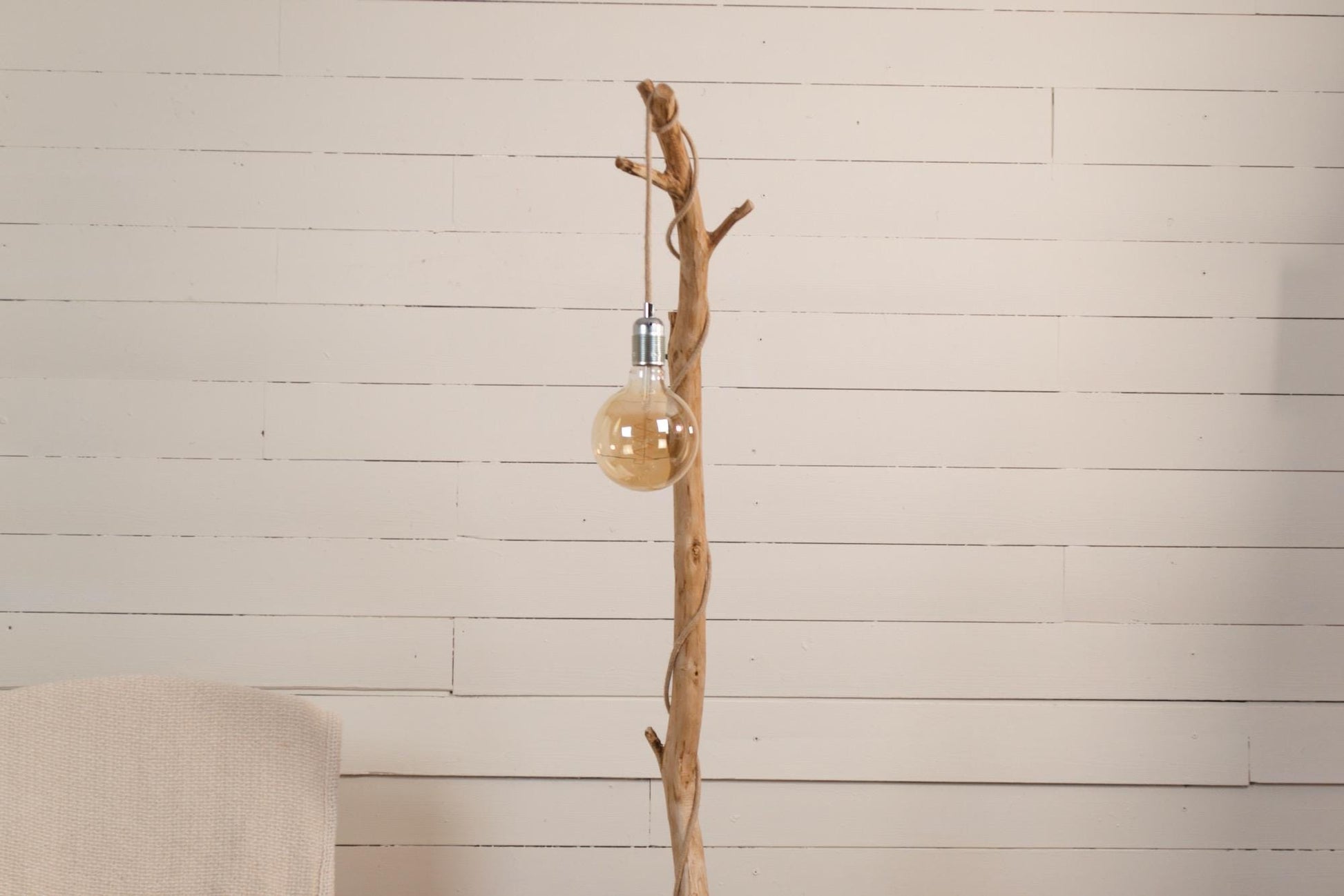 Lampadaire branche fait main – bois naturel, cordon jute, style artisanal bohème