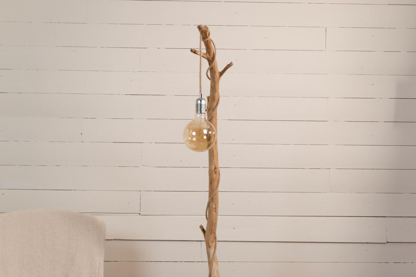 Lampadaire branche fait main – bois naturel, cordon jute, style artisanal bohème