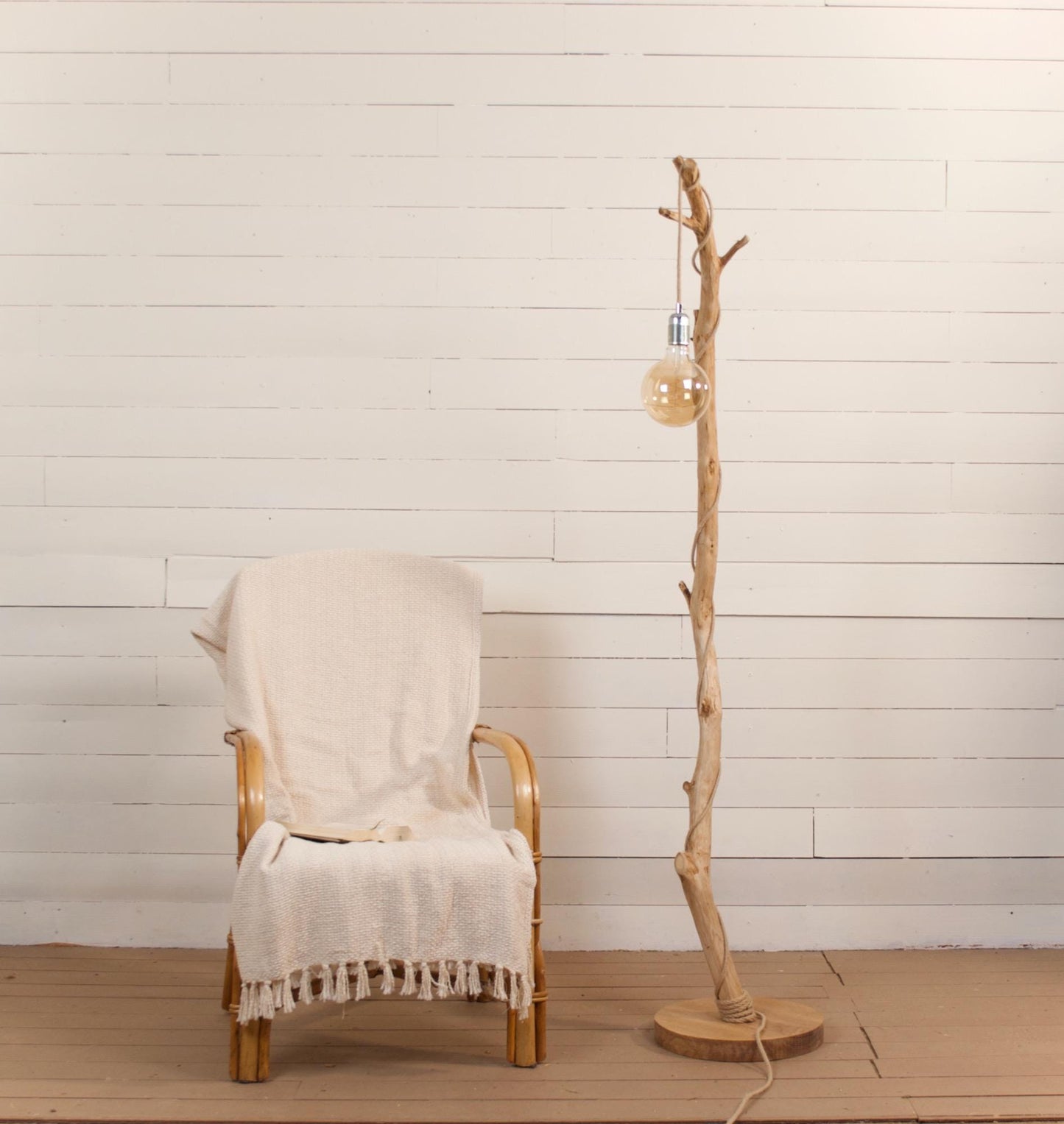 Lampadaire branche fait main – bois naturel, cordon jute, style artisanal bohème