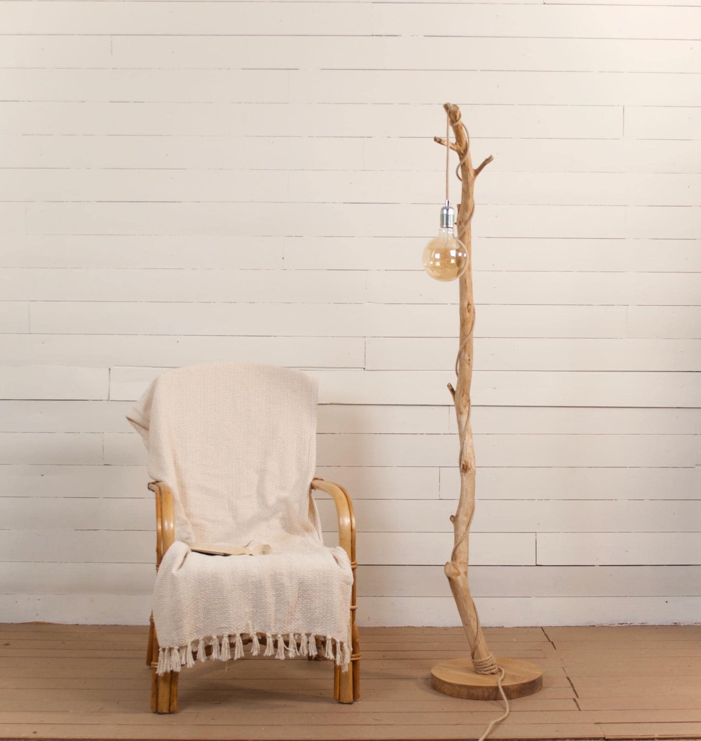 Lampadaire branche fait main – bois naturel, cordon jute, style artisanal bohème