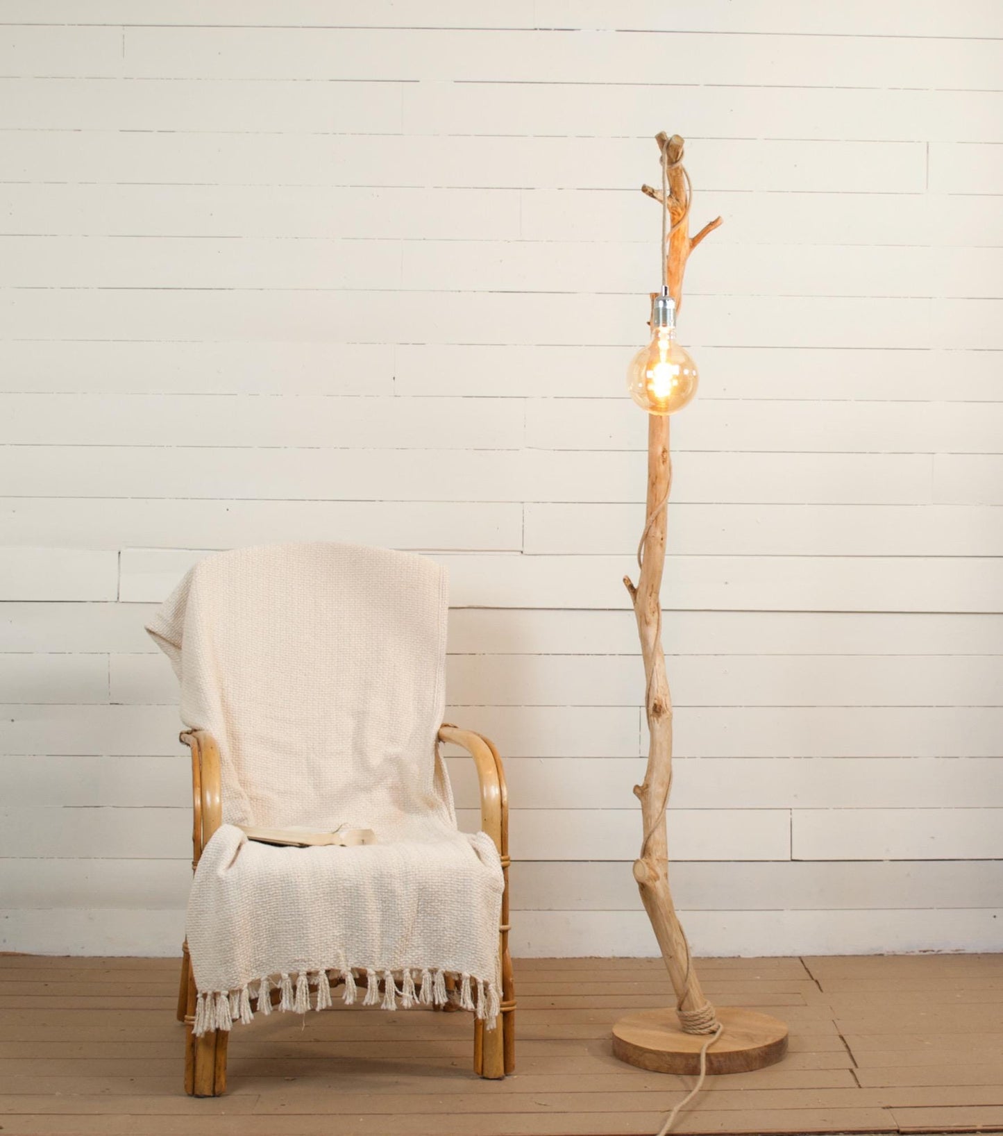 Lampadaire branche fait main – bois naturel, cordon jute, style artisanal bohème